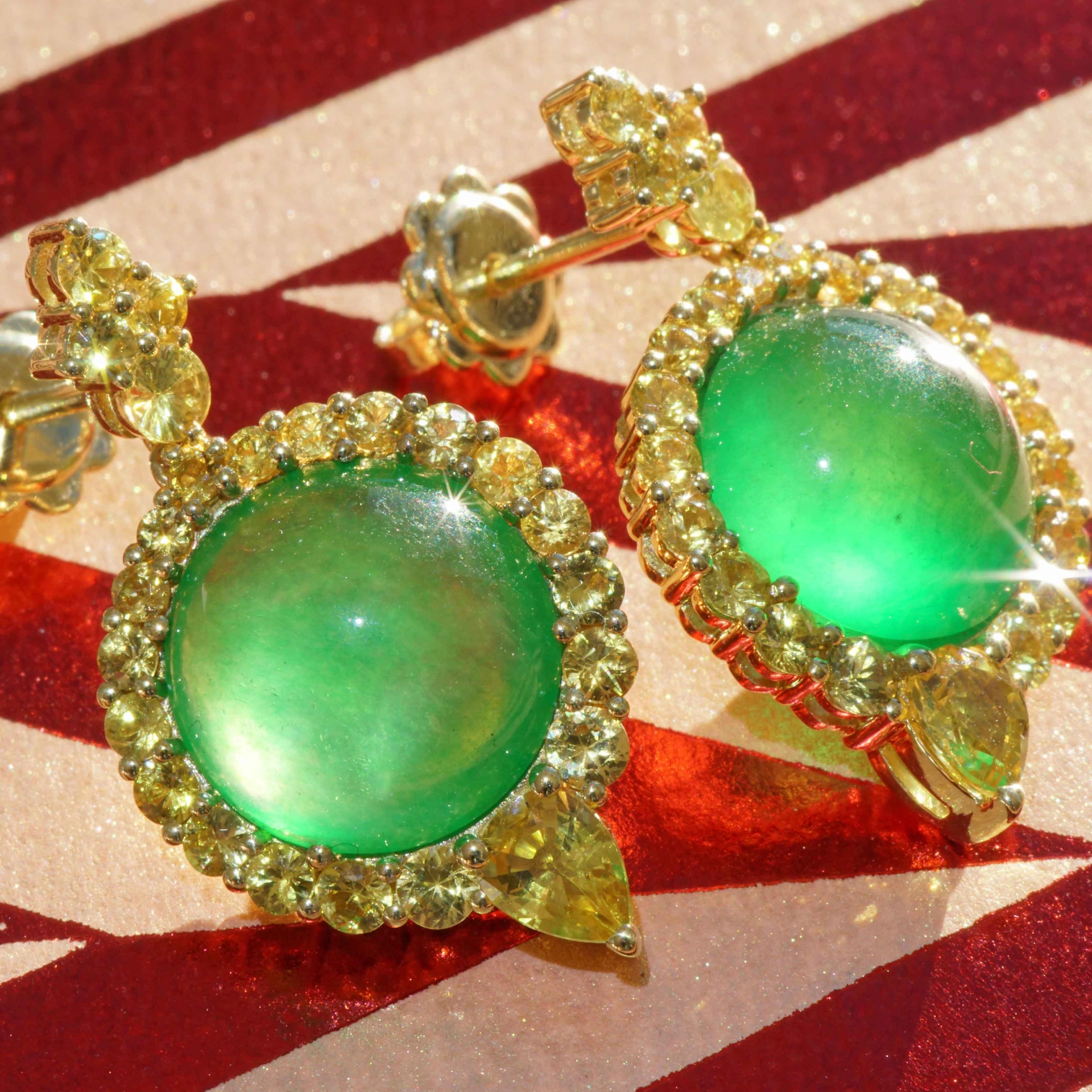 Imperial Burma Jade Saphir Ohrhänger Juwelierskunst 750er Gelbgold 9.98 ct 3.76 ct