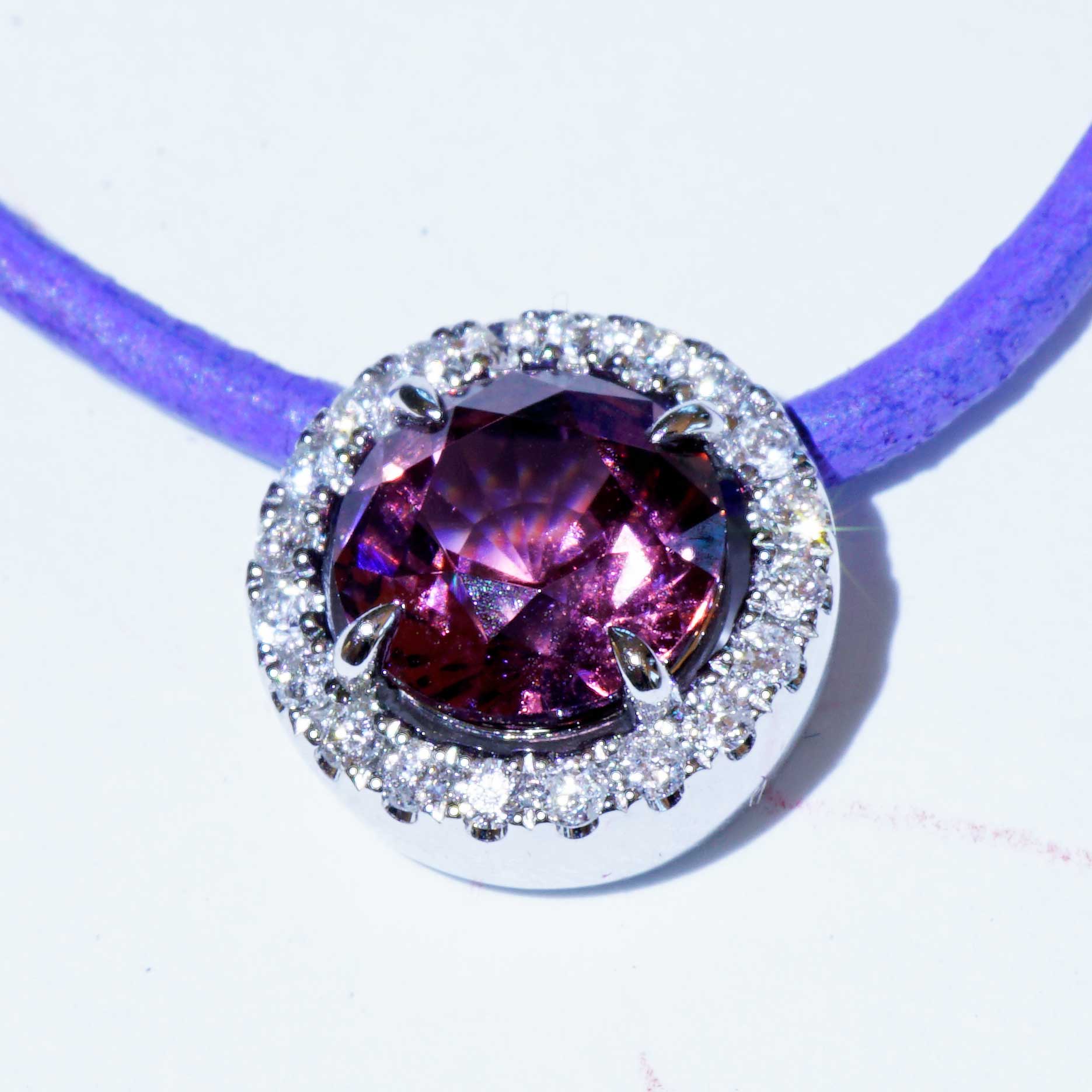 Spinell Brillant Anhänger 750er Weissgold 1.50 ct 0.14 ct fancy Naturfarbe pink violett aubergine