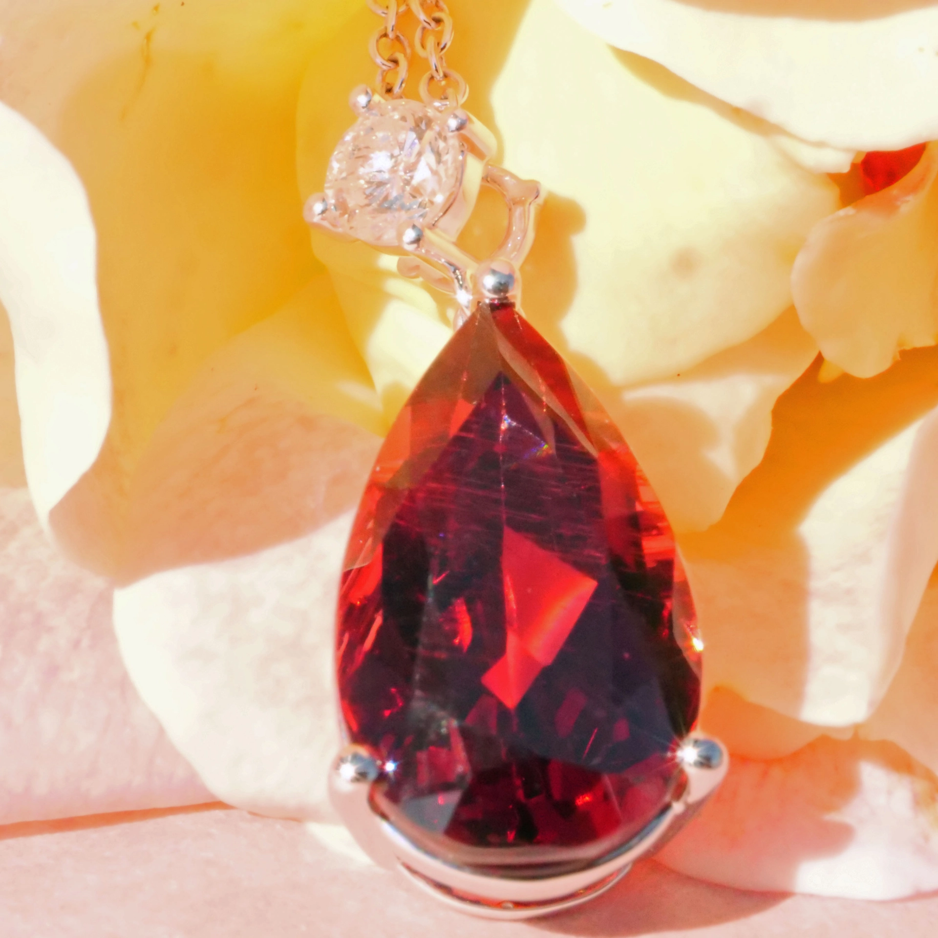 Rhodolith Brillant Anhänger 750er Weissgold IGI Zertifikat 6 ct 0.22 ct ...was für ein Rot!