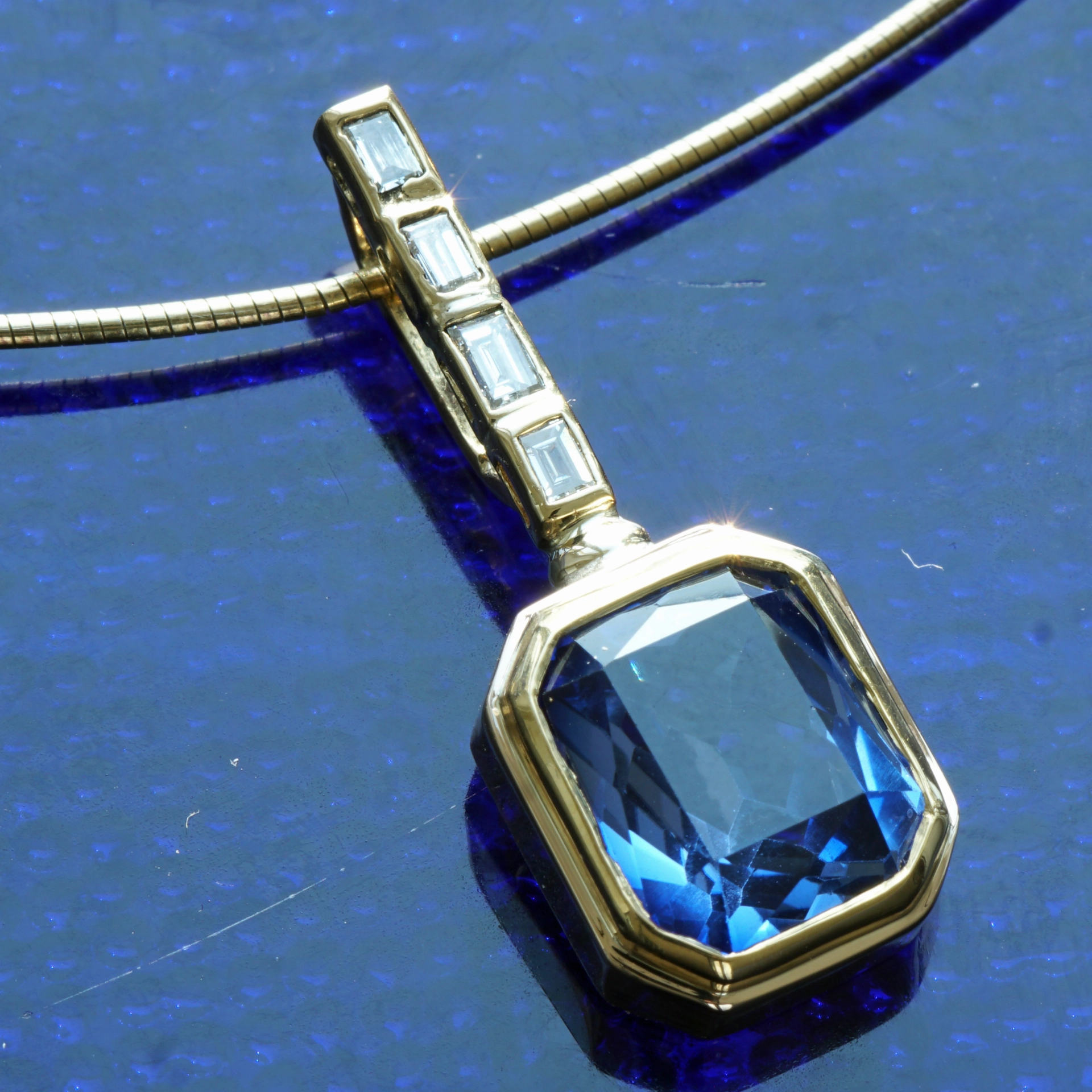 Saphir Diamant Anhänger 750er Gelbgold 6 ct 0.29 ct TW / VVS