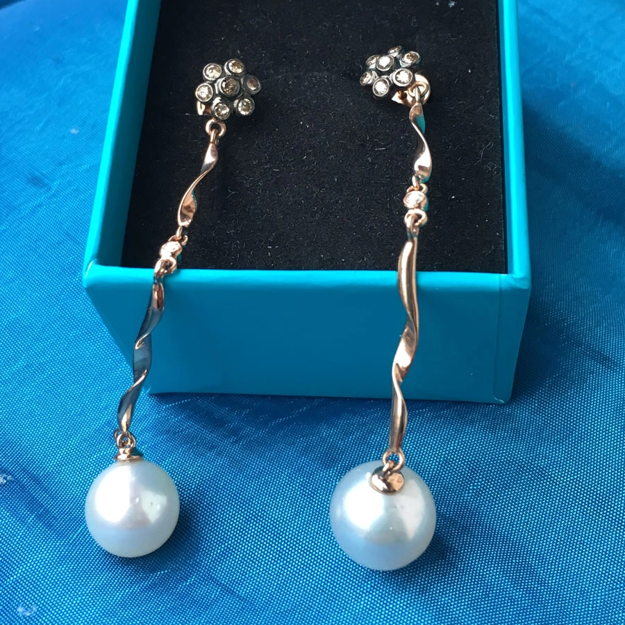 Lange Ohrhänger mit Brillanten und Perle in 750er-Rosegold