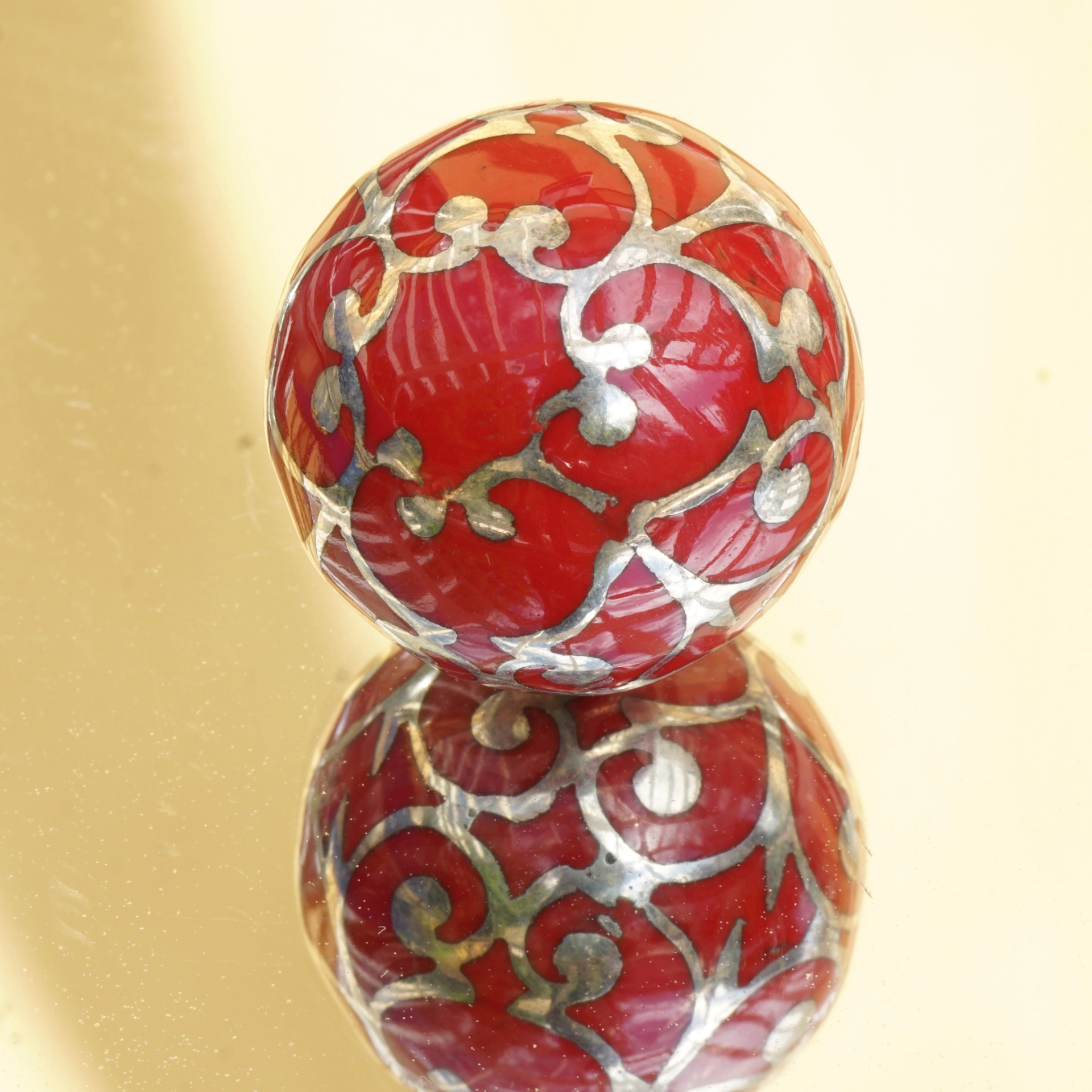 Klangkugel Anhänger 925er Silber mit Rankenmuster Oberfläche rot
