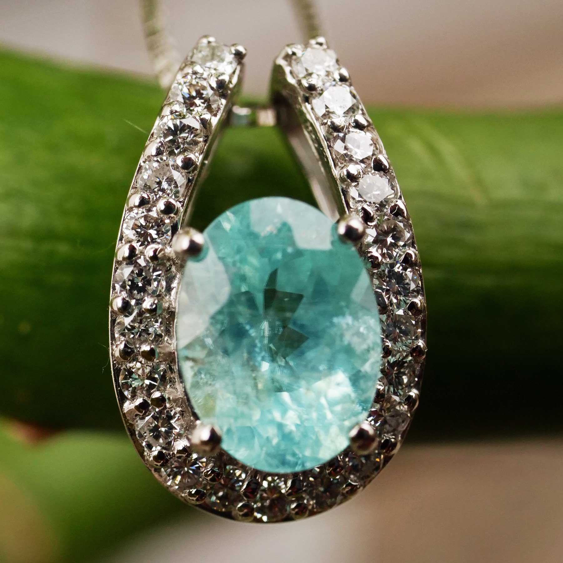 Paraiba Turmalin Anhänger in 900er Platin mit Kette 1.22 ct 0.28 ct leuchtendes Schwimmbadtürkisblau