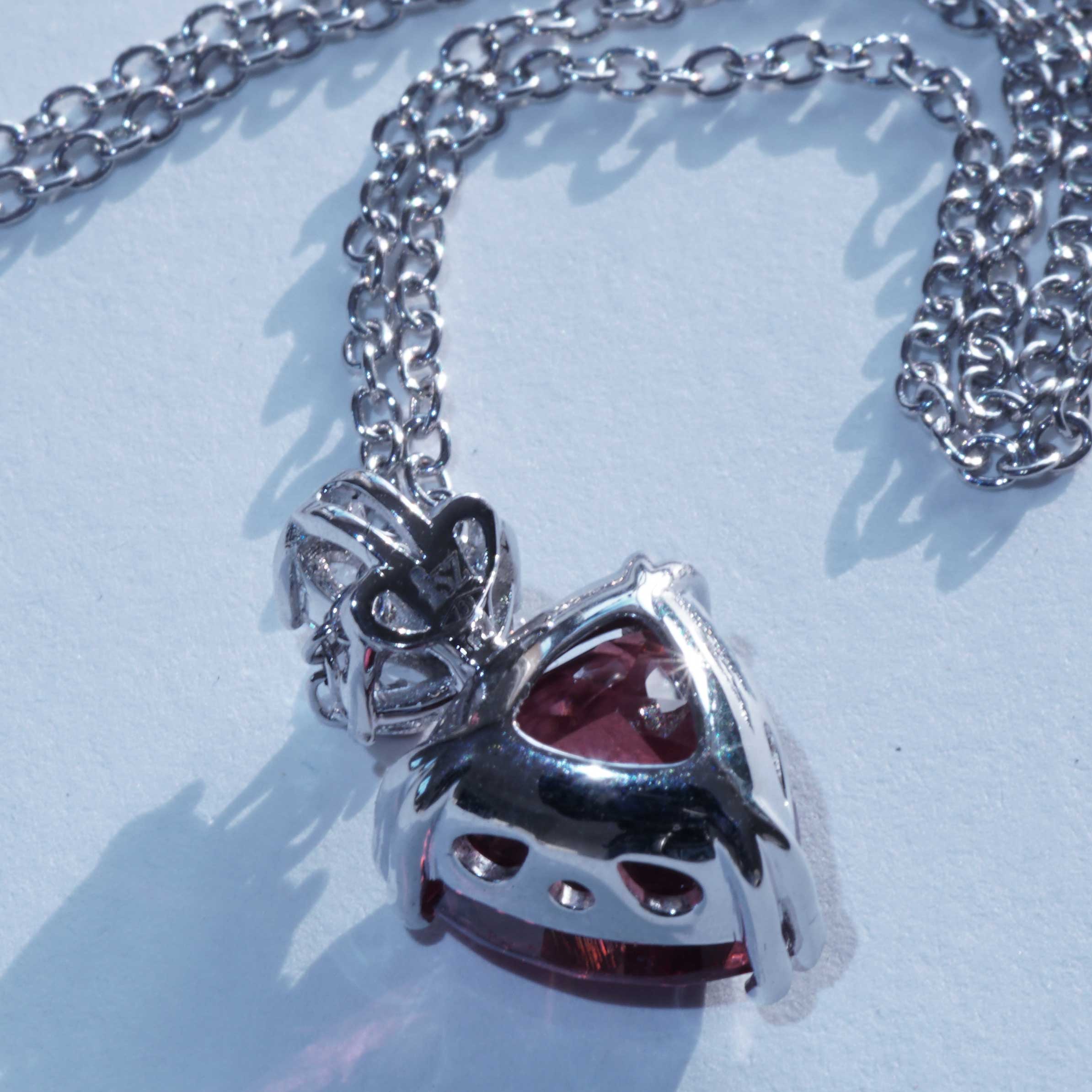 Malaya Granat Collier 5.47 ct 0.22 ct 750 Weißgold – der wechselhafteste unter den Edelsteinen, Farbveränderung erwünscht