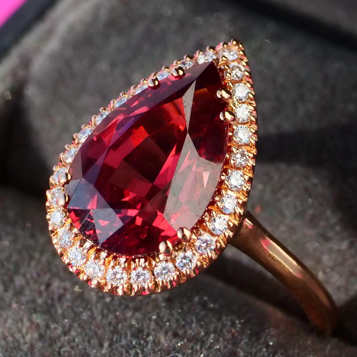 Malaya Granat Brillant Ring 750er Rosegold 5.45 ct Tansania....ein Wandlungskünstler