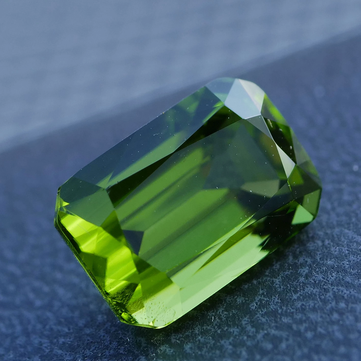 Saphir Peridot Ring 750er Weissgold Investment Edelstein Supat Mine Pakistan 9 ct mit Expertise