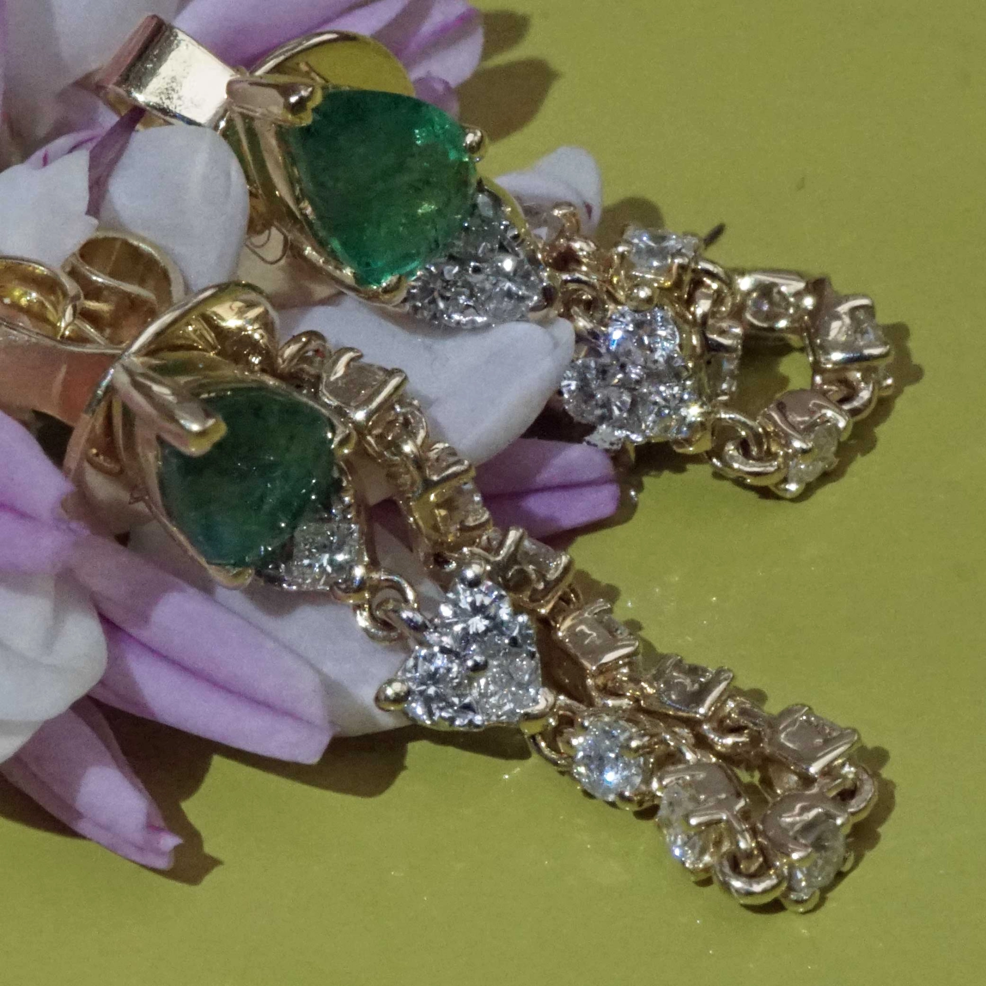 Smaragd Brillant Ohrhänger in Kettenform 0.70 ct 0.60 ct 750er Gelbgold...trendy..