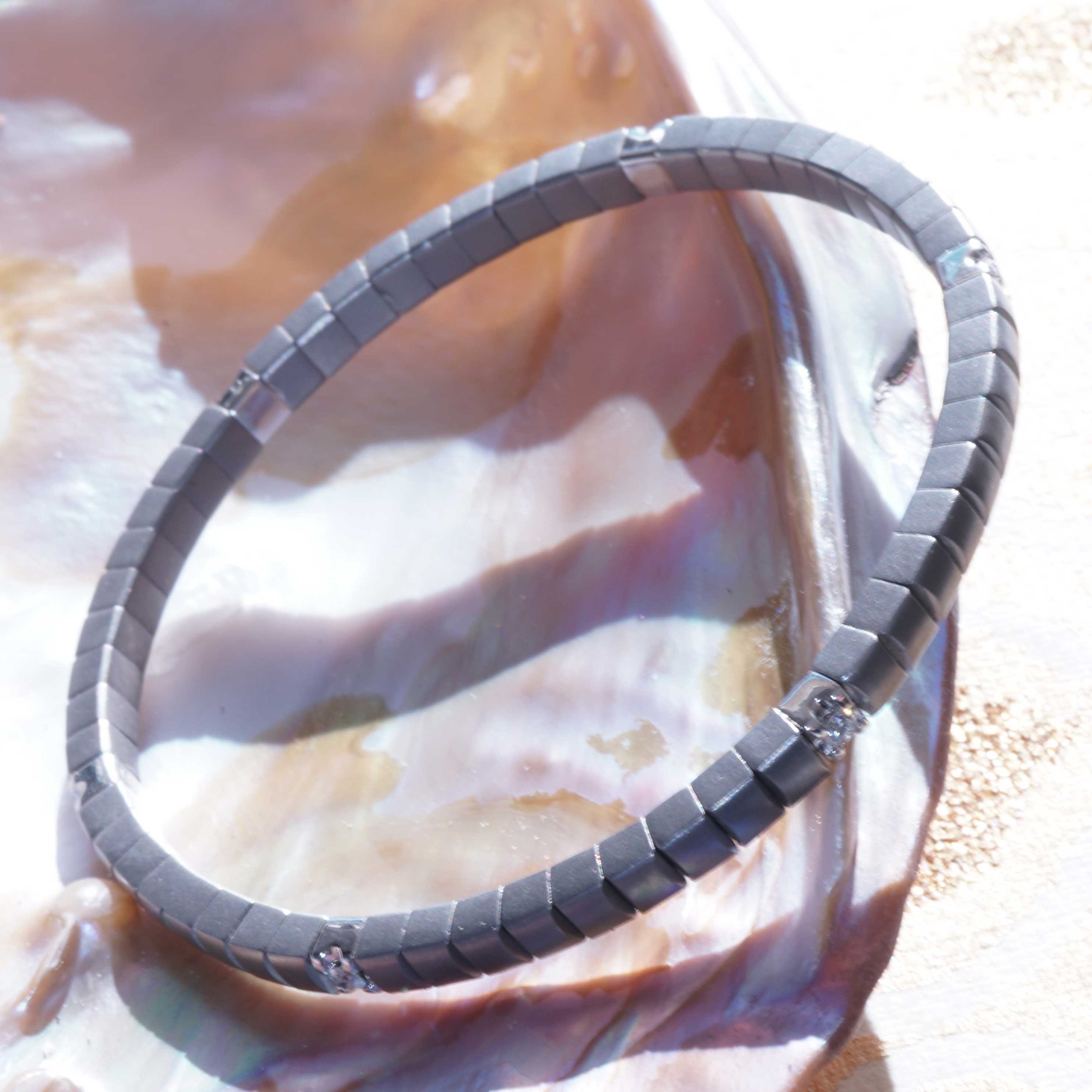 Unisex Armband Tennis Flex in Titan grau matt mit 0.30 ct Brillanten in 750er Weissgold von Silhouette Schmuck Bentner  