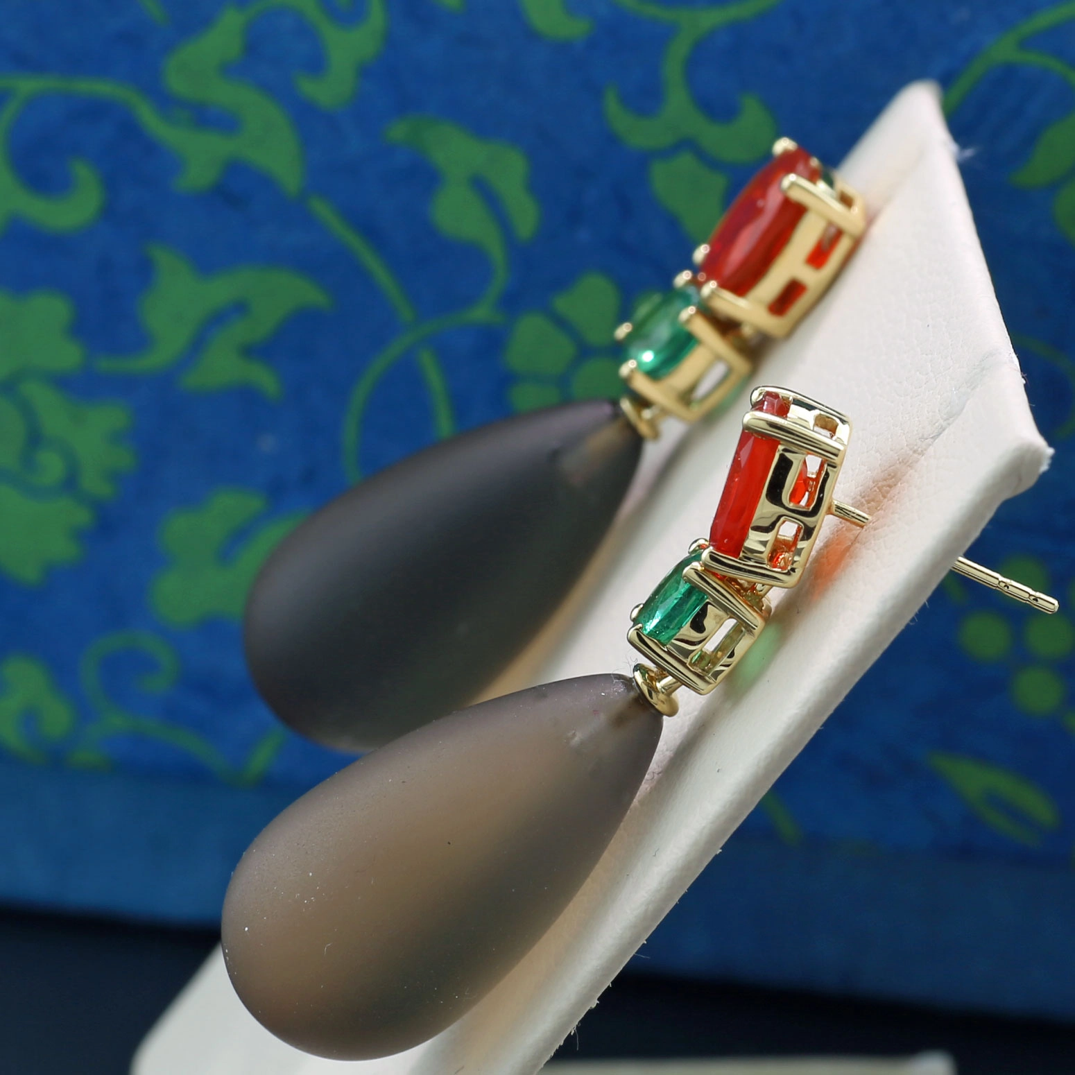 Smaragd Feuer Opal Ohrhänger mit Rauchquarzpampeln in 750er Gelbgold