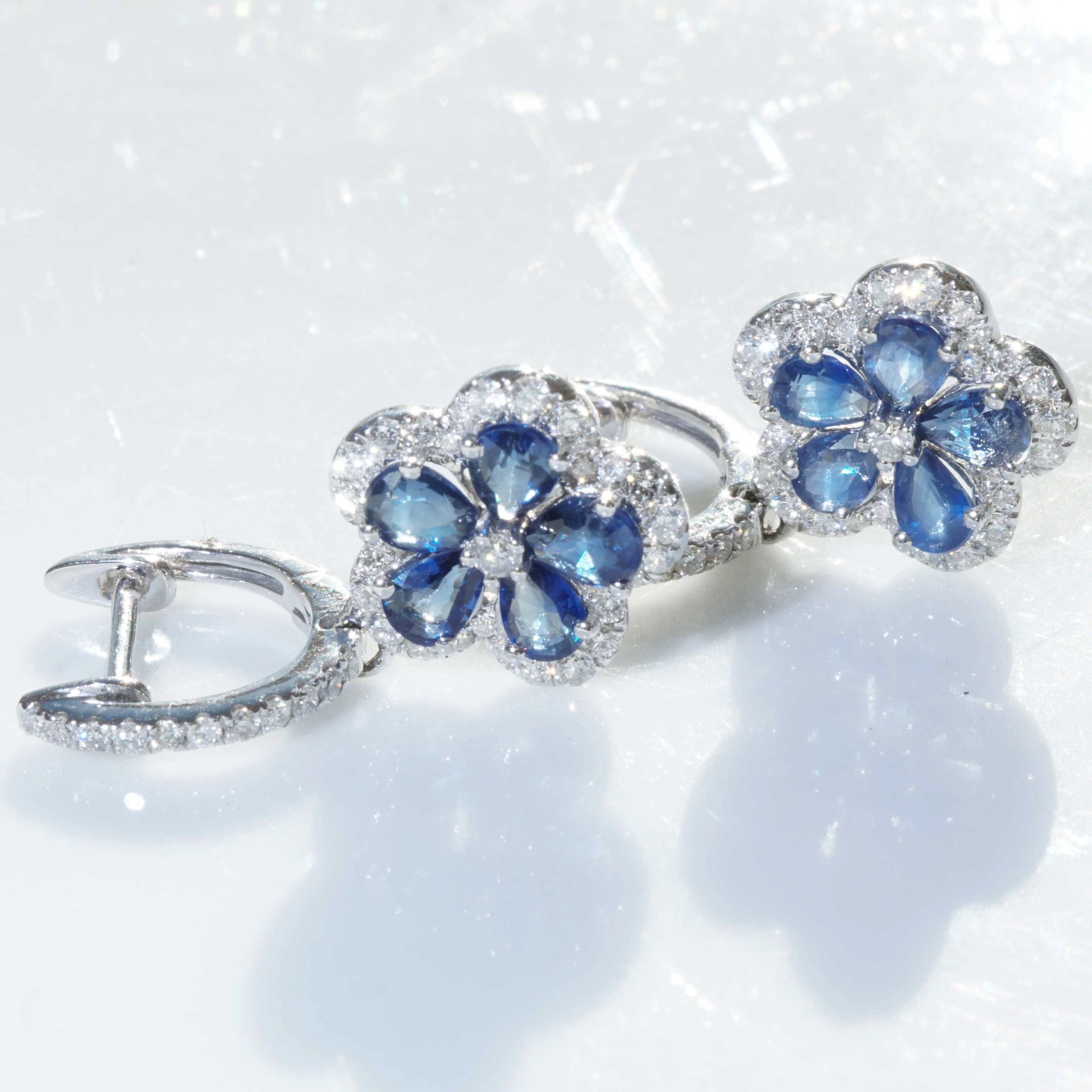 Saphir Brillant Ohrhänger im floralen Design 1.20 ct 0.56 ct 750er Weissgold Blütenrausch