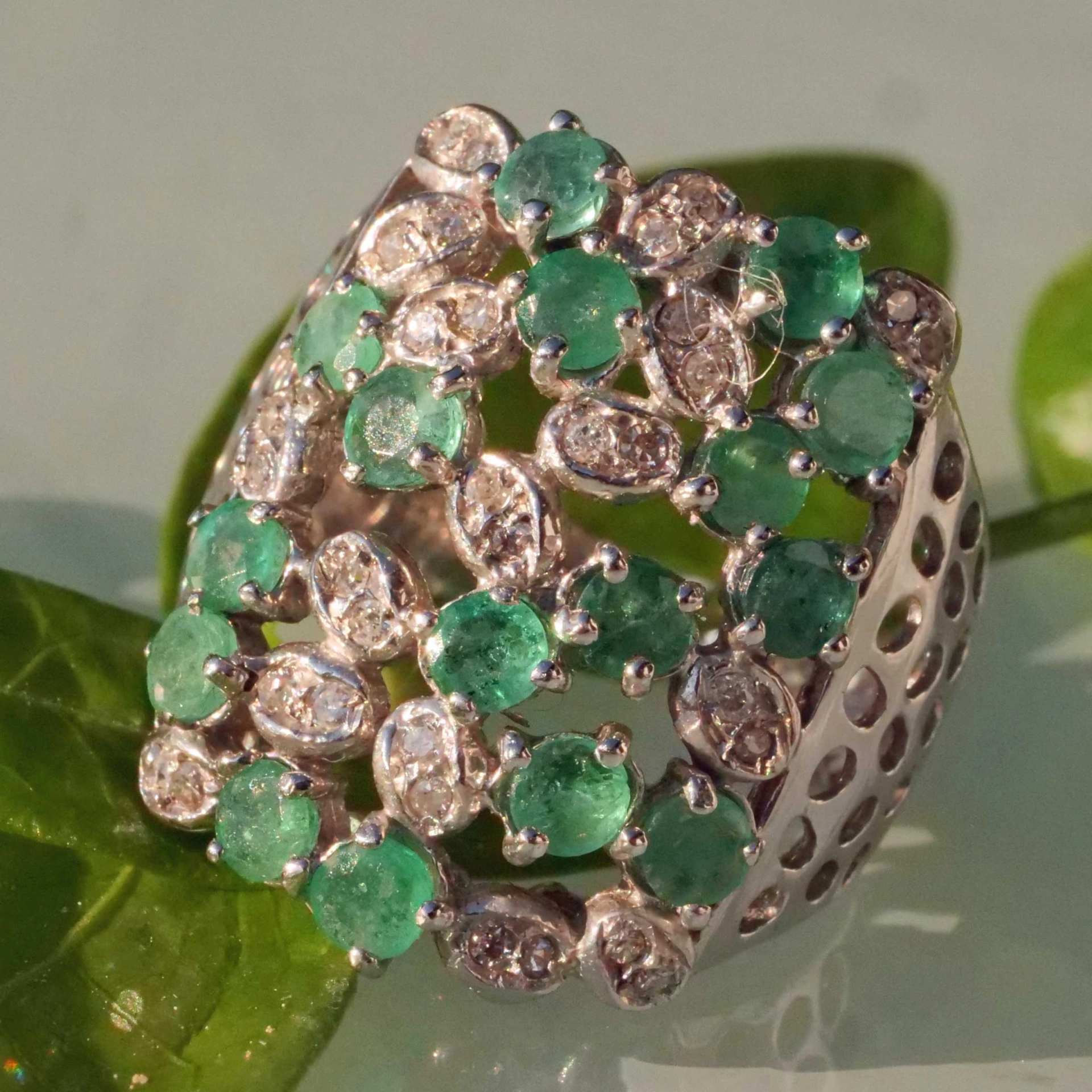 Smaragd Brillant Ring 750er Weissgold repräsentative florale Form 22 x 23 mm 0.40 2.50 ct