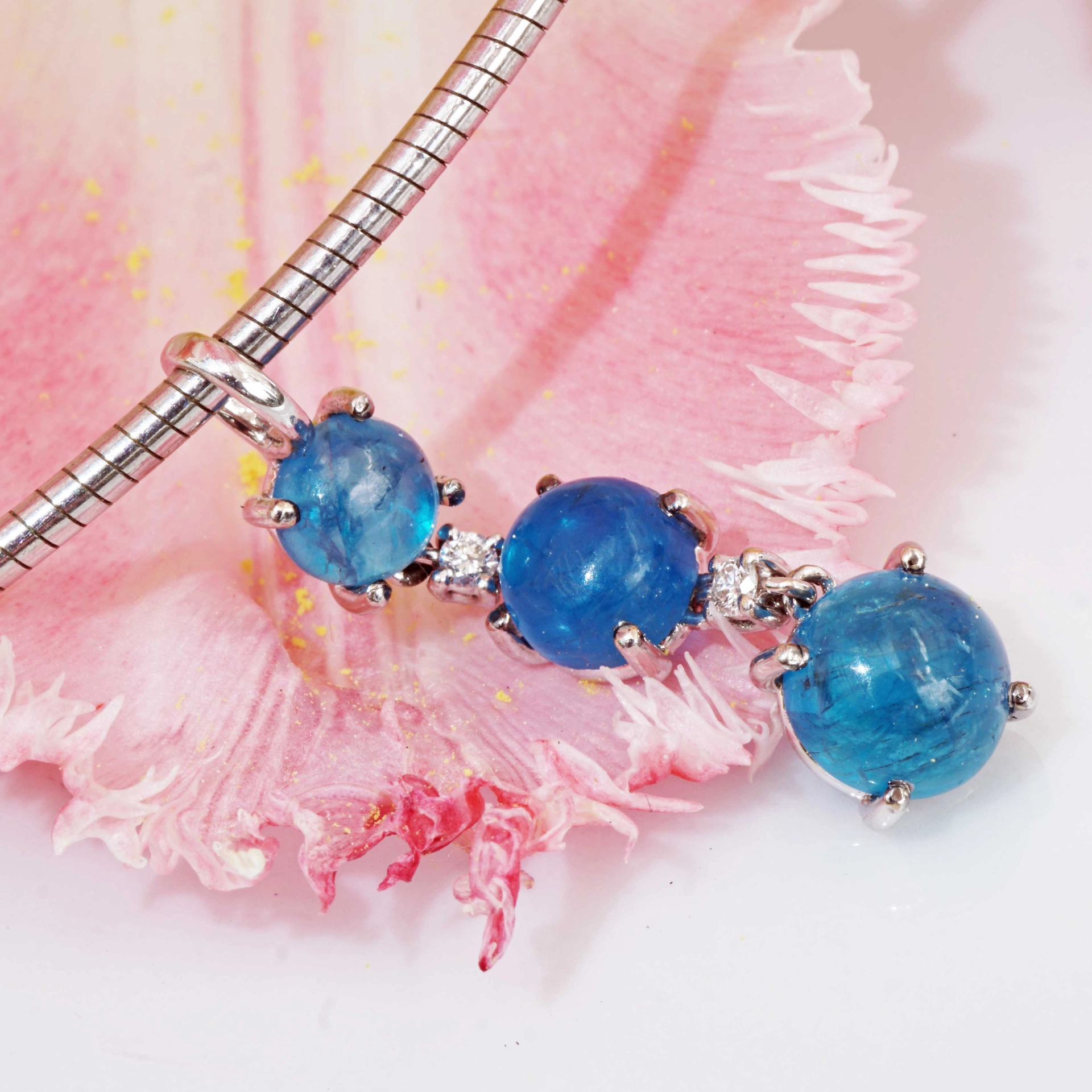 Apatit Brillant Anhänger 750er Weissgold...die Spaß Farbe NEONBLAU total ca. 3.78 ct