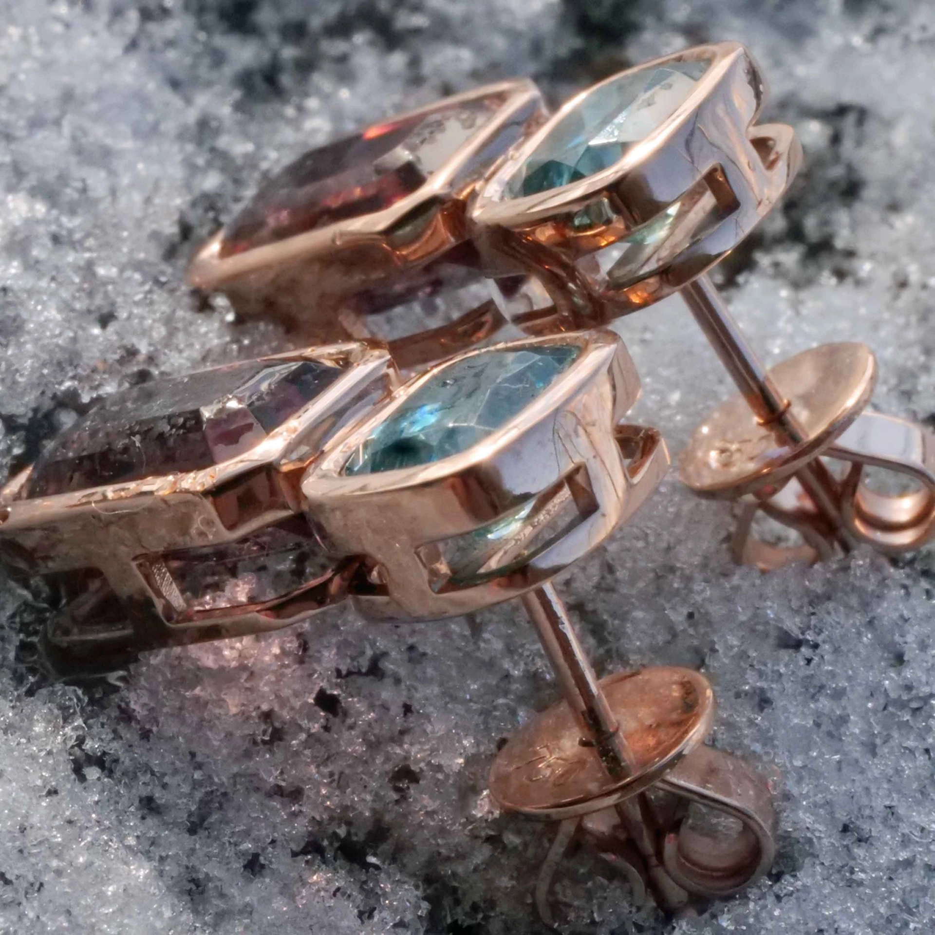 Blaue Zirkon Turmalin Ohrstecker in 750er Rosegold........elegante Kontrast Farben