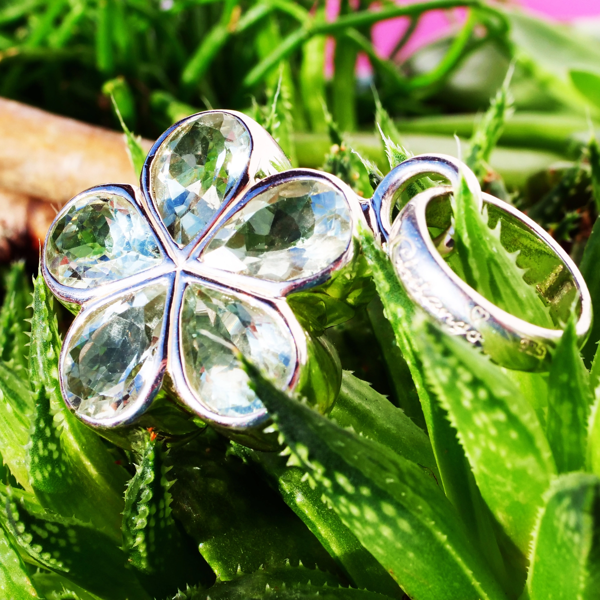 Chilango Anhänger Margeritte mit grünem Amethyst in Silber beidseitig gefasst
