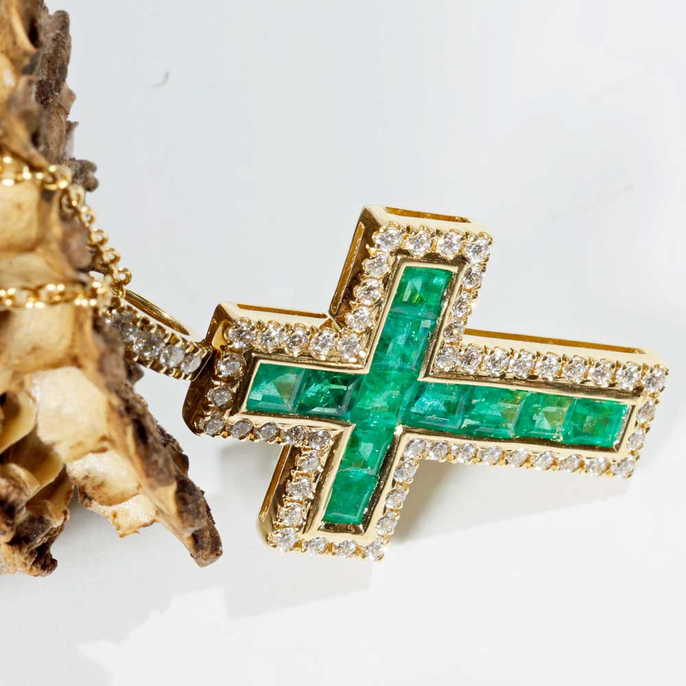 Leuchtend grünes AAA+ Panshir Smaragd Brillant Kreuz mit Kette in 750er Gelbgold - 0.98 ct 0.38 ct TW VS