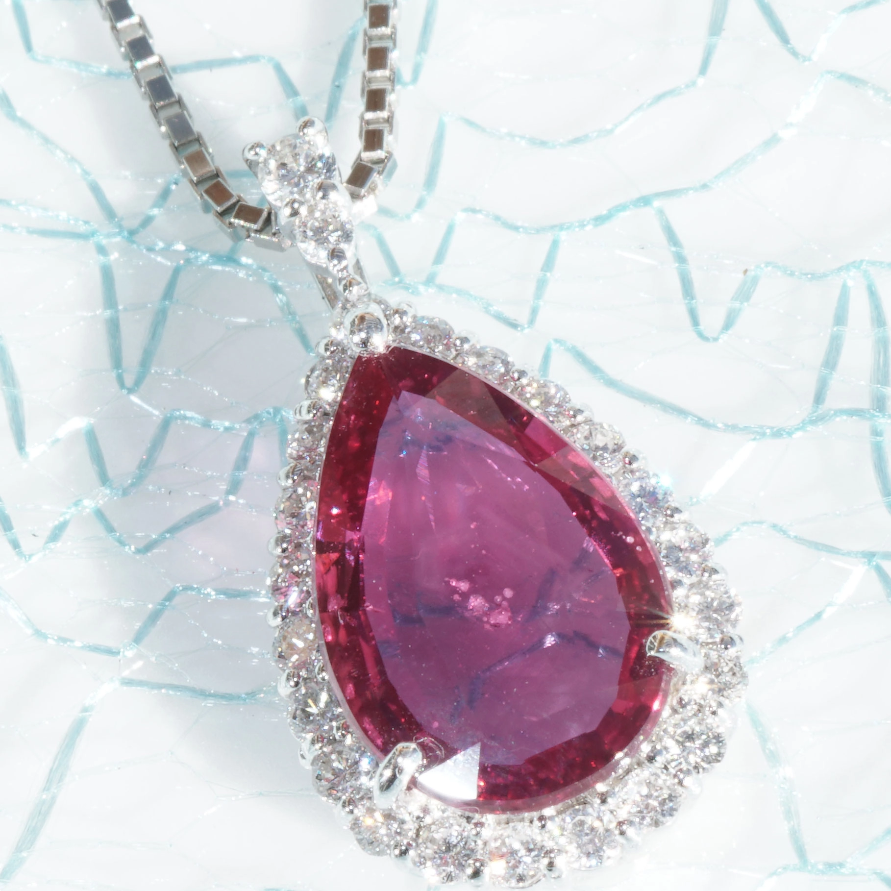 Rubin Brillant Anhänger 3.03 ct unerhitzt Mosambik AIGS Zertifikat 950er Platin 0.43 ct selten