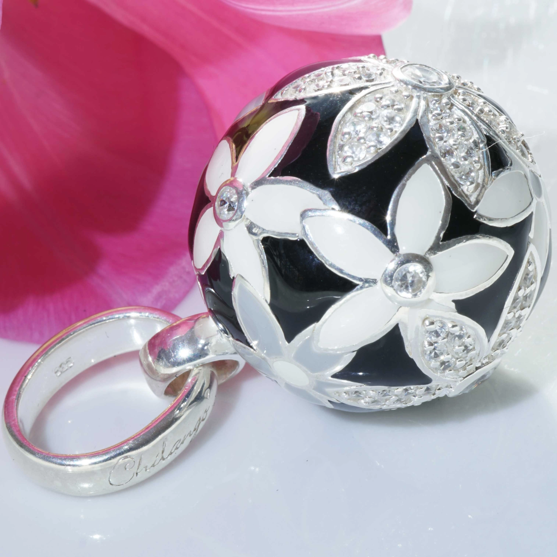 Original Chilango Anhänger im Stil Faberge Emaille Flower schwarz-weiss 925er Silber mit Steinbesatz