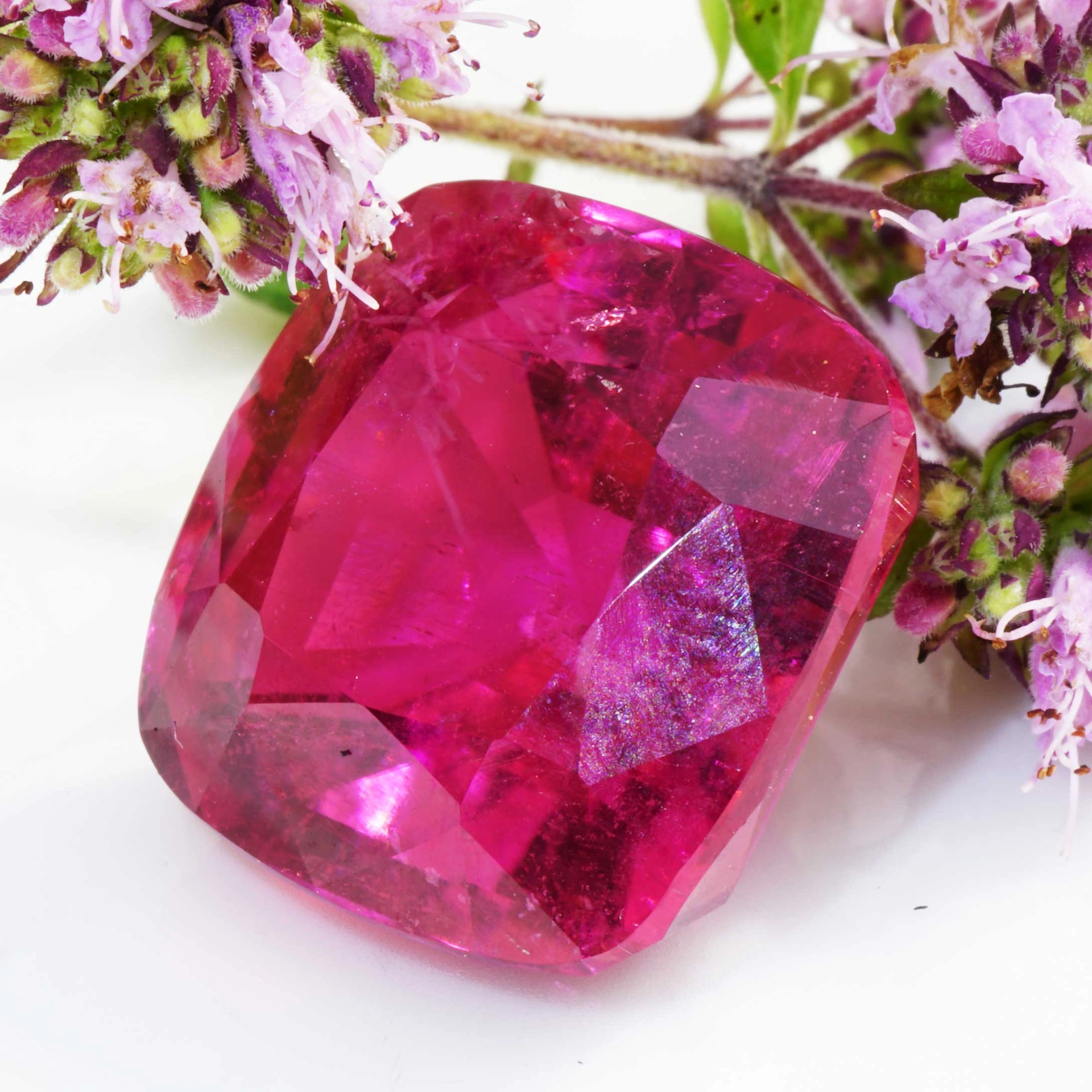 Rubellit der Extraklasse AAA+  23.10 ct Afghanistan Rubylight rot-pink mit unglaublicher Leuchtkraft