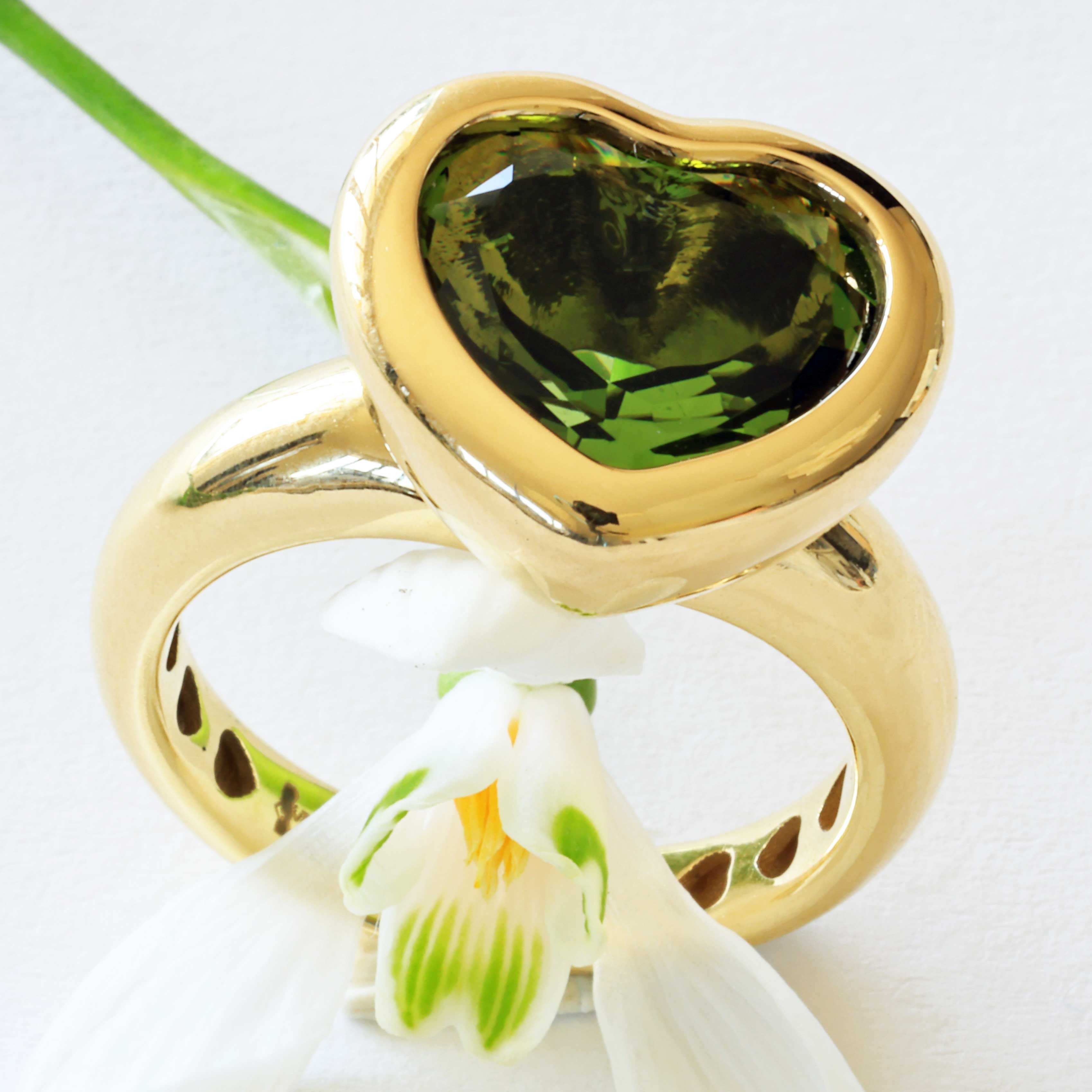Peridot Herz Ring 750er Gelbgold 6.33 ct made in Valenza... ein grüner moderner Herzring  in massiv Gold