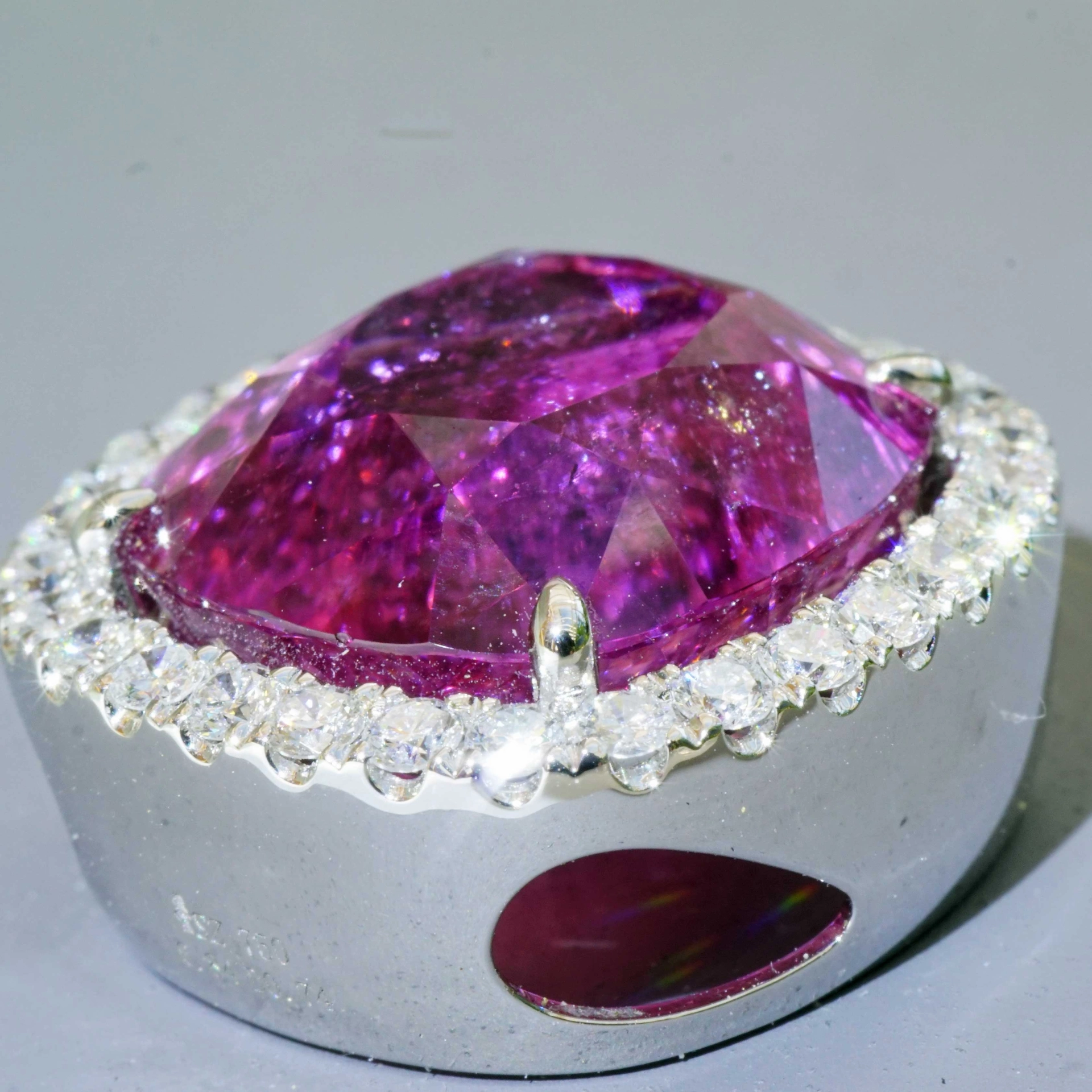 SON04867-Kupfer-Rubellit-Brillant-Anhaenger-16-84-ct-im-strahlenden-leuchtenden-pink-rot-750er-Weissgold Kupfer Rubellith Brillant Anhänger 16.84 ct im strahlenden leuchtenden pink-rot  750er Weissgold sel