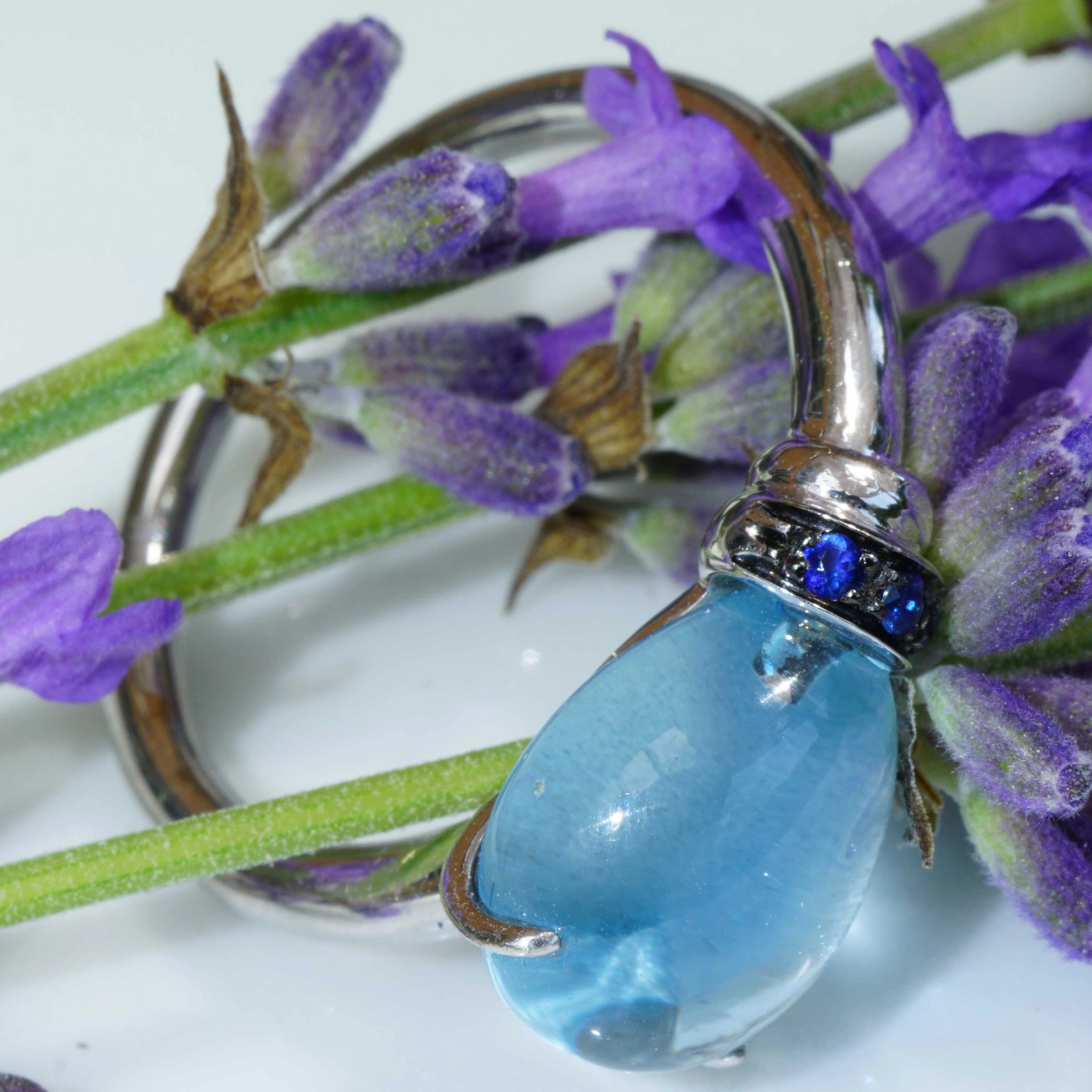 Blautopas Saphir Ring Drop 750er Weissgold entzückend sweety 6 ct 0.04 ct..lässig
