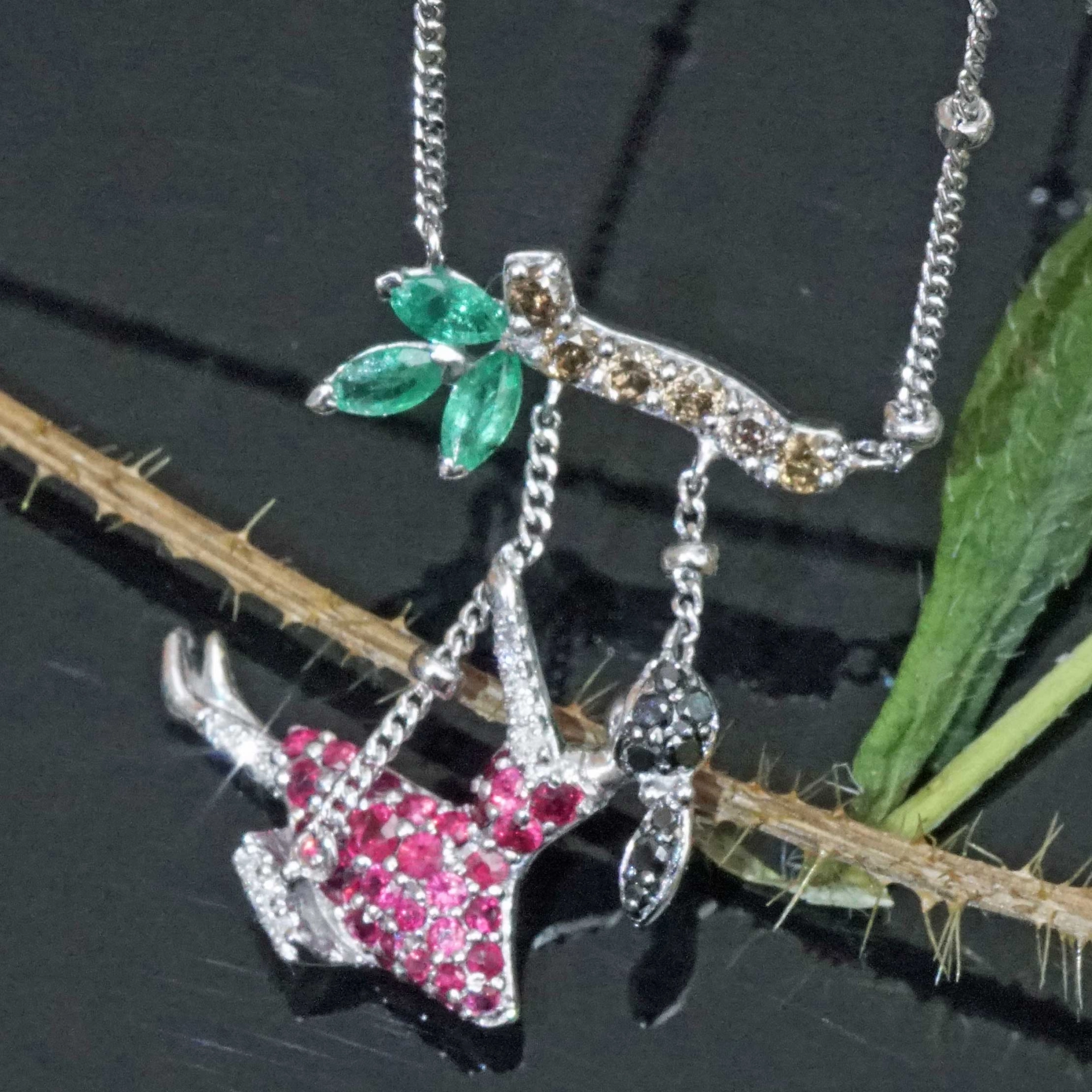 Rubin Smaragd Brillant Collier 750er Weissgold...das schaukelnde Mädchen...zum Träumen