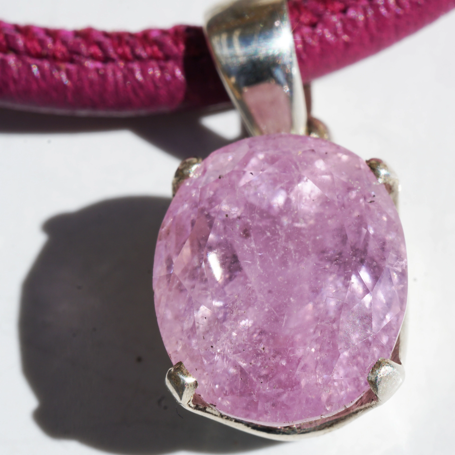 Anhänger Kunzit 925er Silber 25 x 11,5 oval 8 ct AA+ Dunkelpink Handarbeit