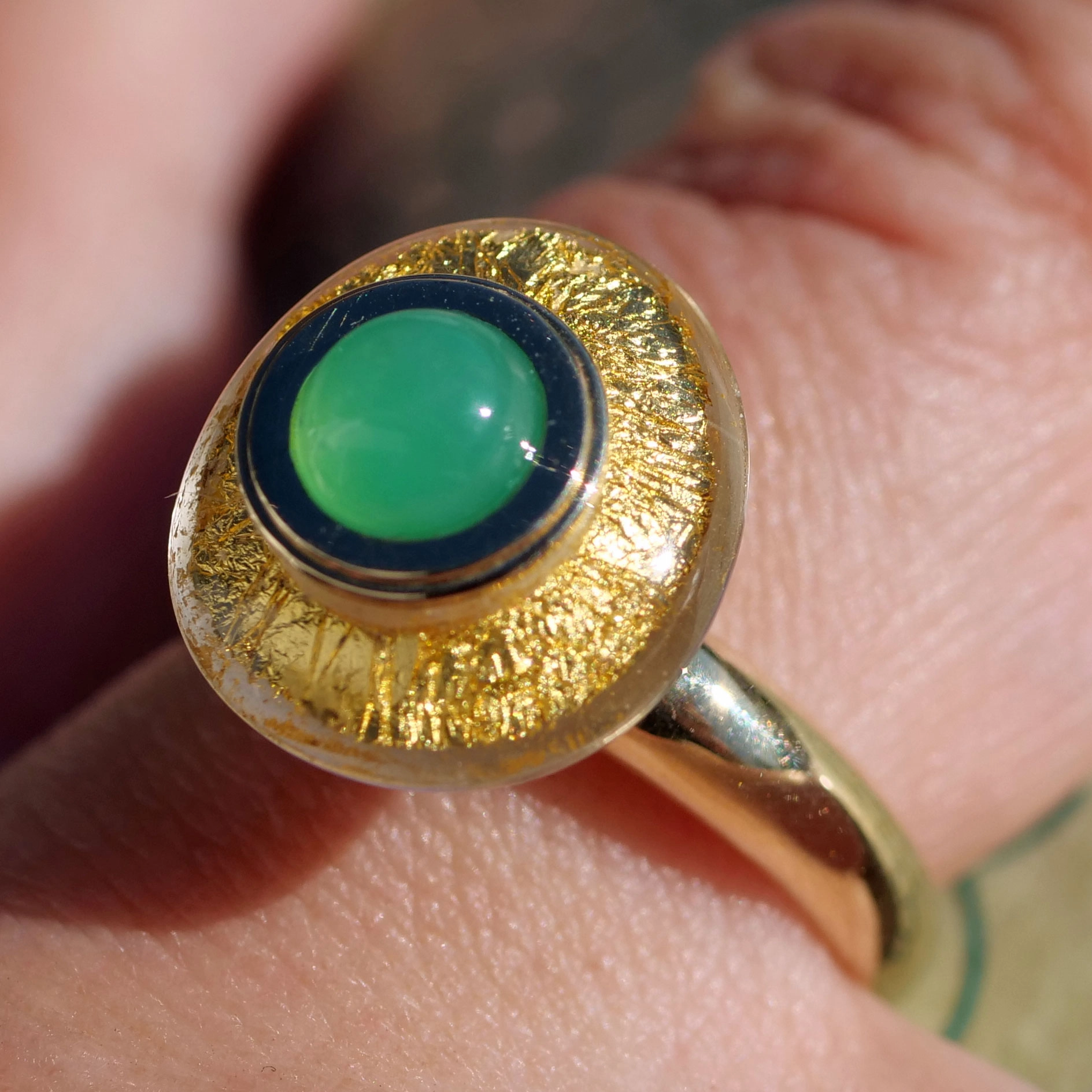 Chrysopras Ring 375er Gelbgold Acrylfassung mit Blattgold Einschlüssen