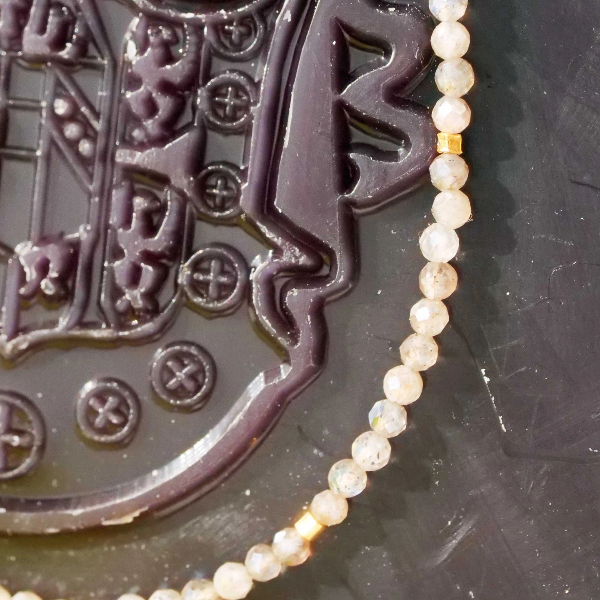 Petit Labradorit Kette mit Feingoldelementen und 585er Zierkügeln mit Karabiner Handarbeit 46,5 cm