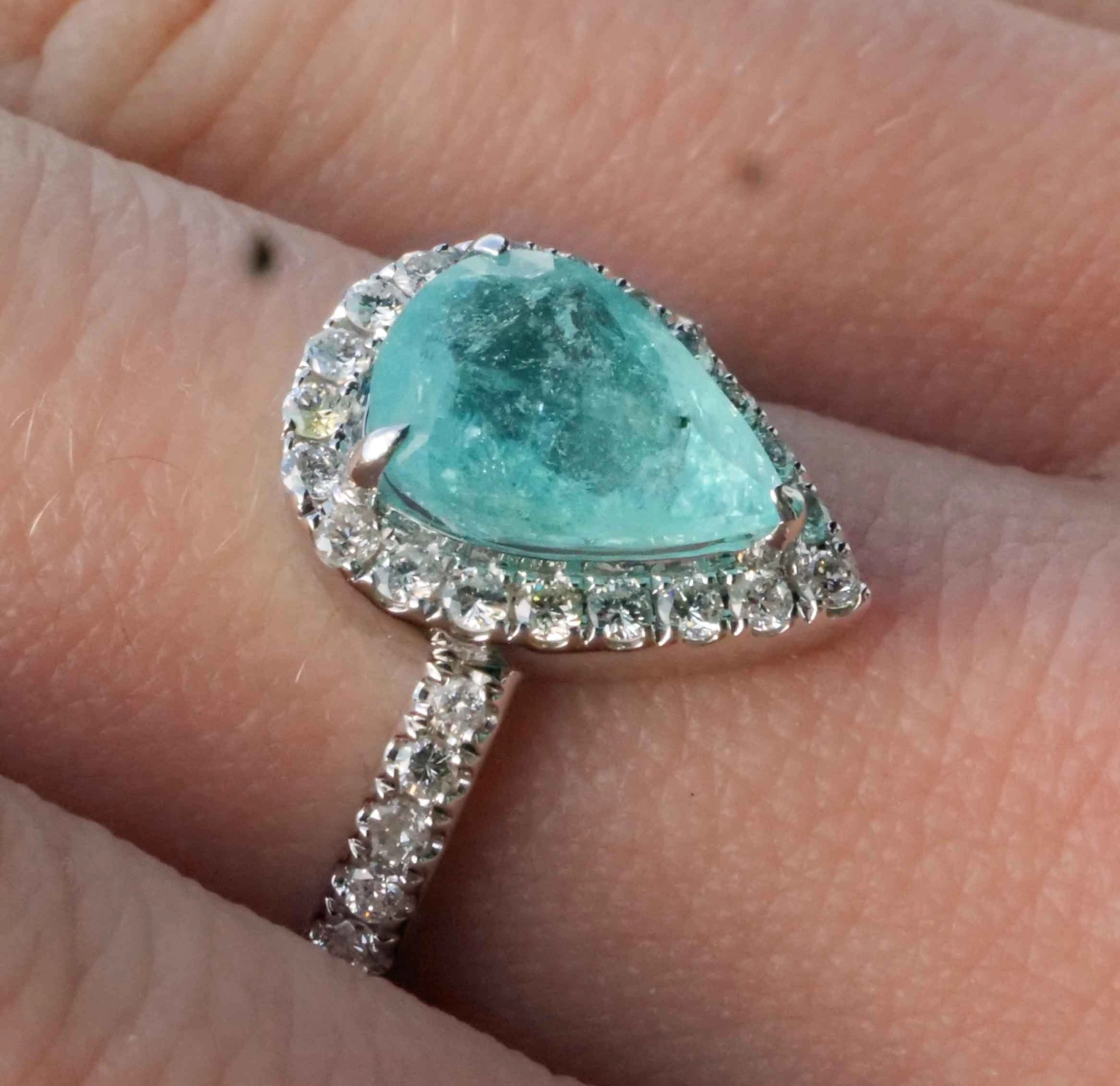 Paraiba Turmalin Ring 1.93 ct AAA 750er Weissgold Brillanten 9.46 x 7.3 mm...Schwimmbadfarbe Blau-Gr