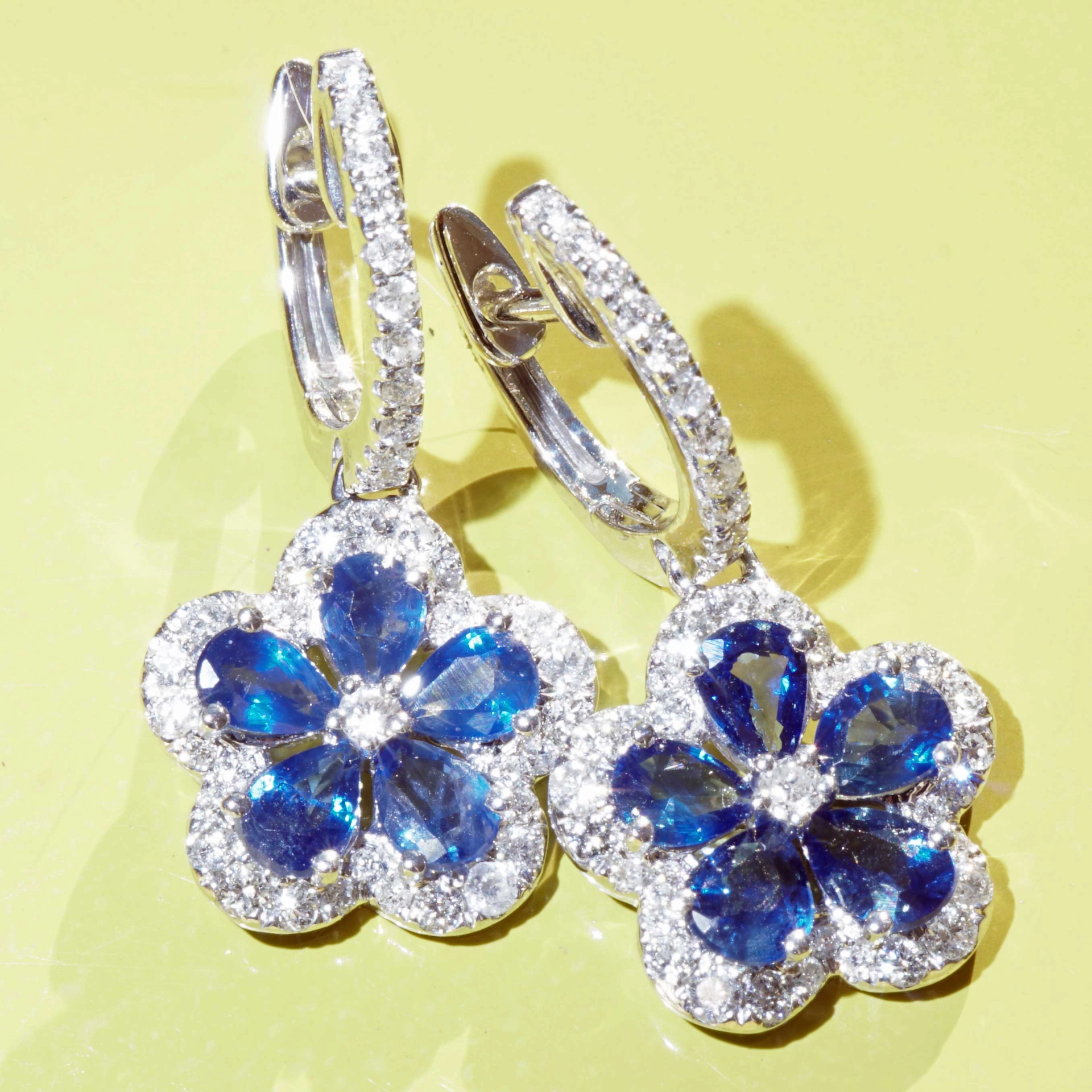 Saphir Brillant Ohrhänger im floralen Design 1.20 ct 0.56 ct 750er Weissgold Blütenrausch