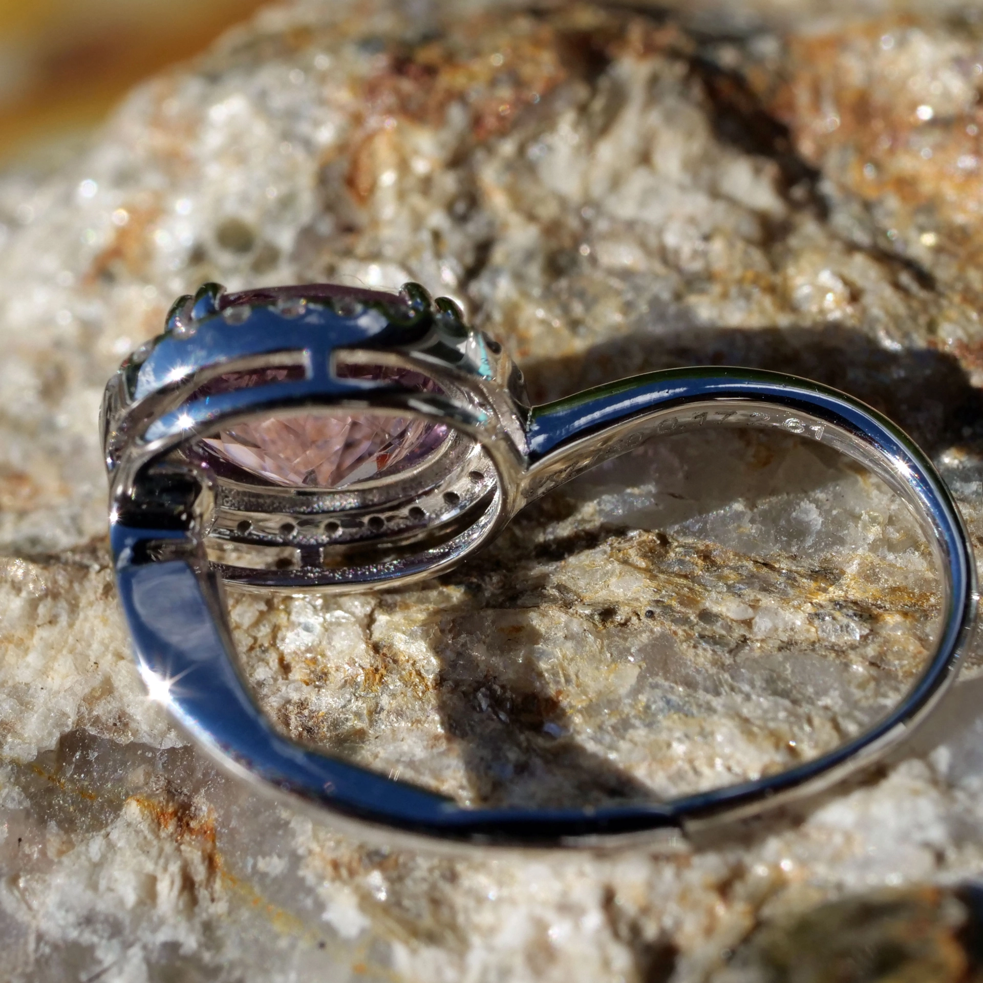 Spinell Brillant Ohrhänger 2.62 ct pink-purple Burma AAA 750er Weissgold in Form von coolen Hängern