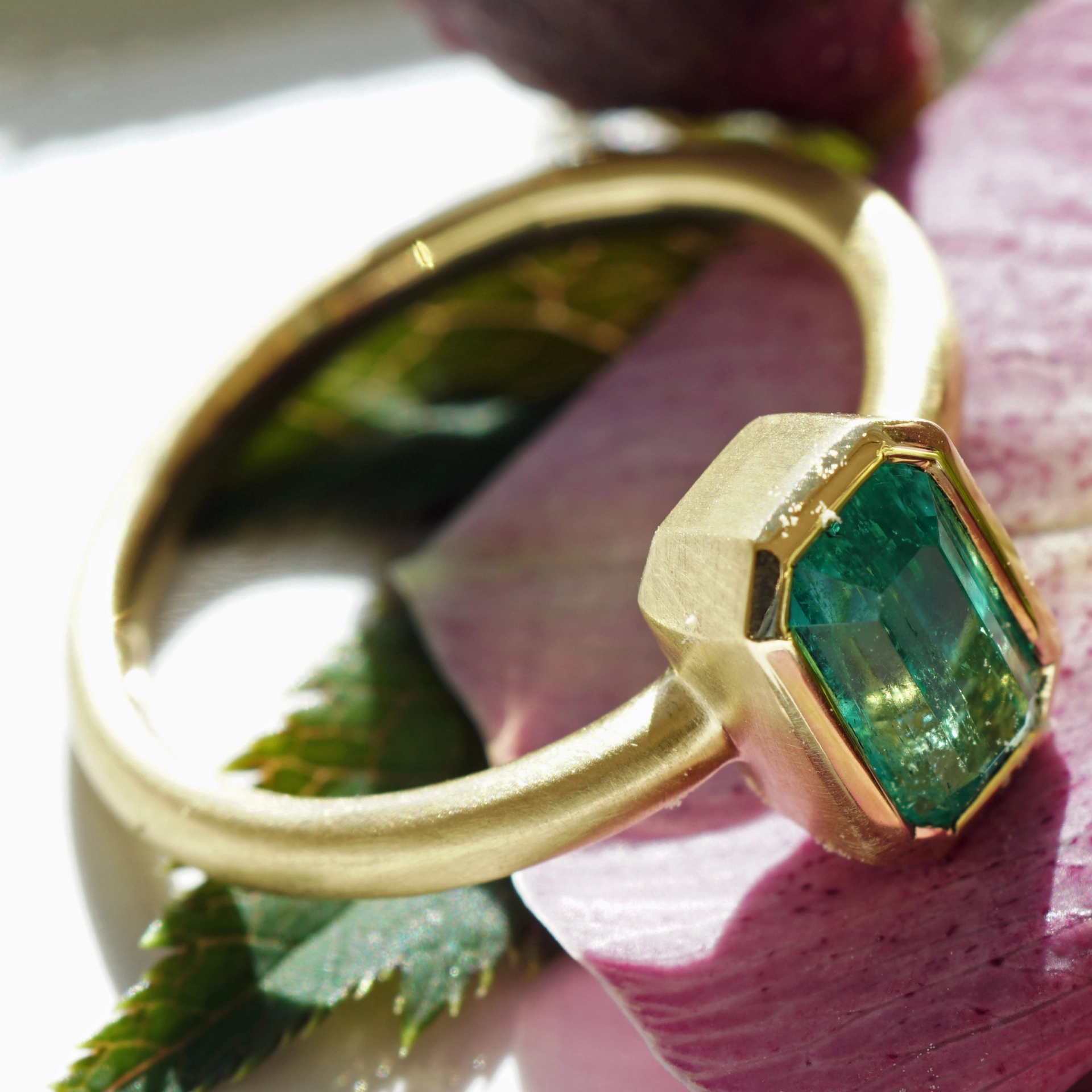Smaragd Ring 0.97 ct Topqualität aus Afghanistan 750er Gelbgold Handarbeit