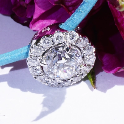 Brillant Anhänger rund 1.00 ct E SI1 6.17 - 6.25 x 4.01 mm im Halo Stil 0.25 ct GIA Gutachten
