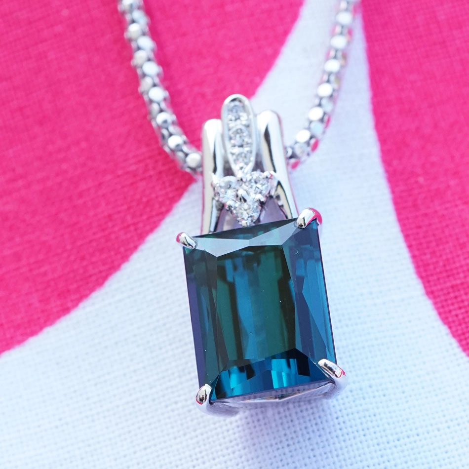Blauer Turmalin Indigolith Anhänger mit Kette 900er-Platin 6.40 ct 0.12 ct