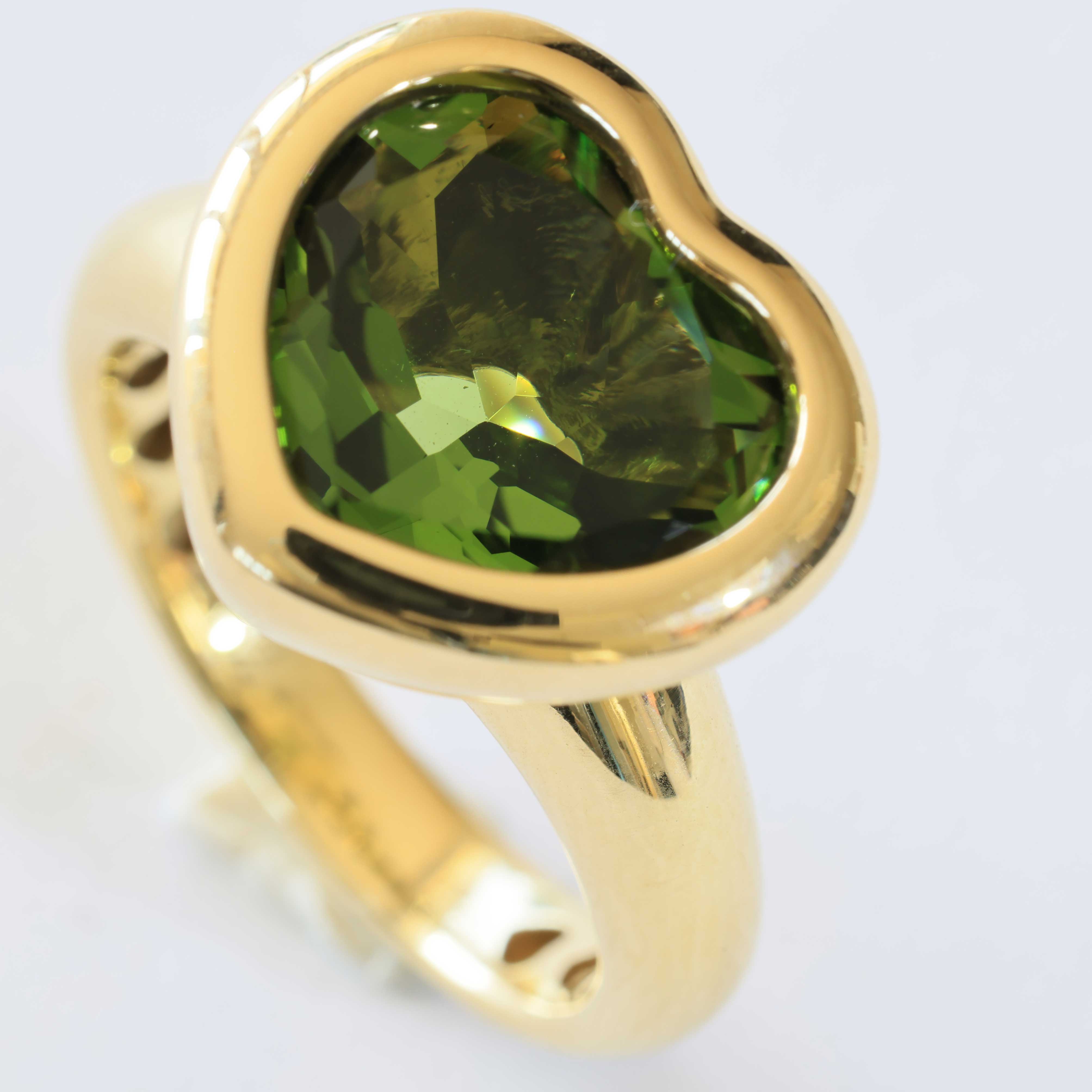 Peridot Herz Ring 750er Gelbgold 6.33 ct made in Valenza... ein grüner moderner Herzring  in massiv Gold