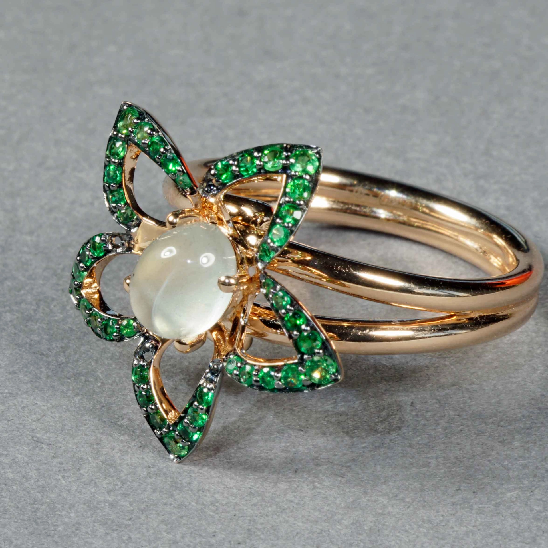 Blüten Mondstein Tsavorith Ring 750er Rosegold 0.48 ct 1 ct...verspieltes Design aus Italien