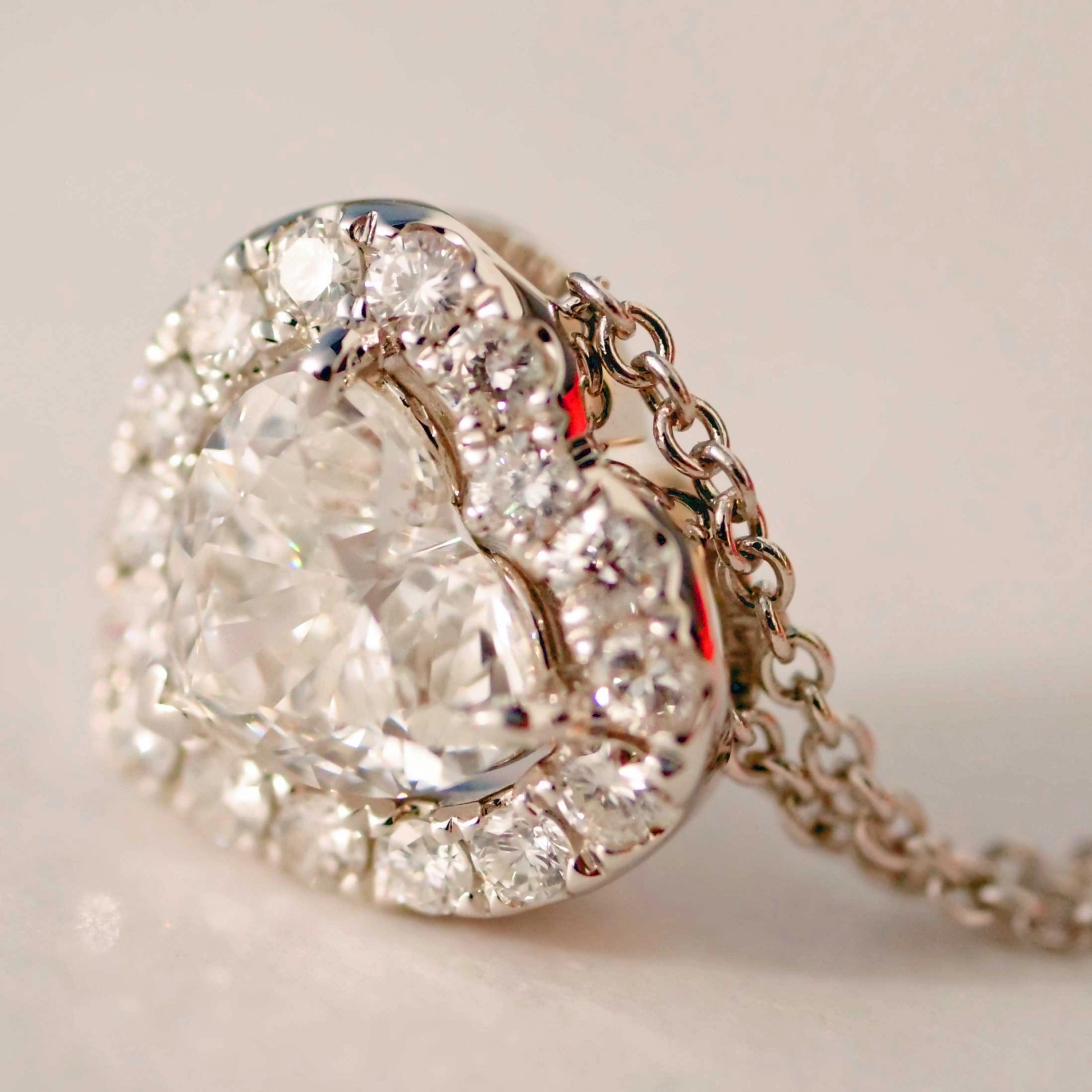 Anhänger mit Brillant HERZ 0.90 ct D SI2  5.80 x 6.71 x 3.70 mm GIA Gutachten 750er Weissgold