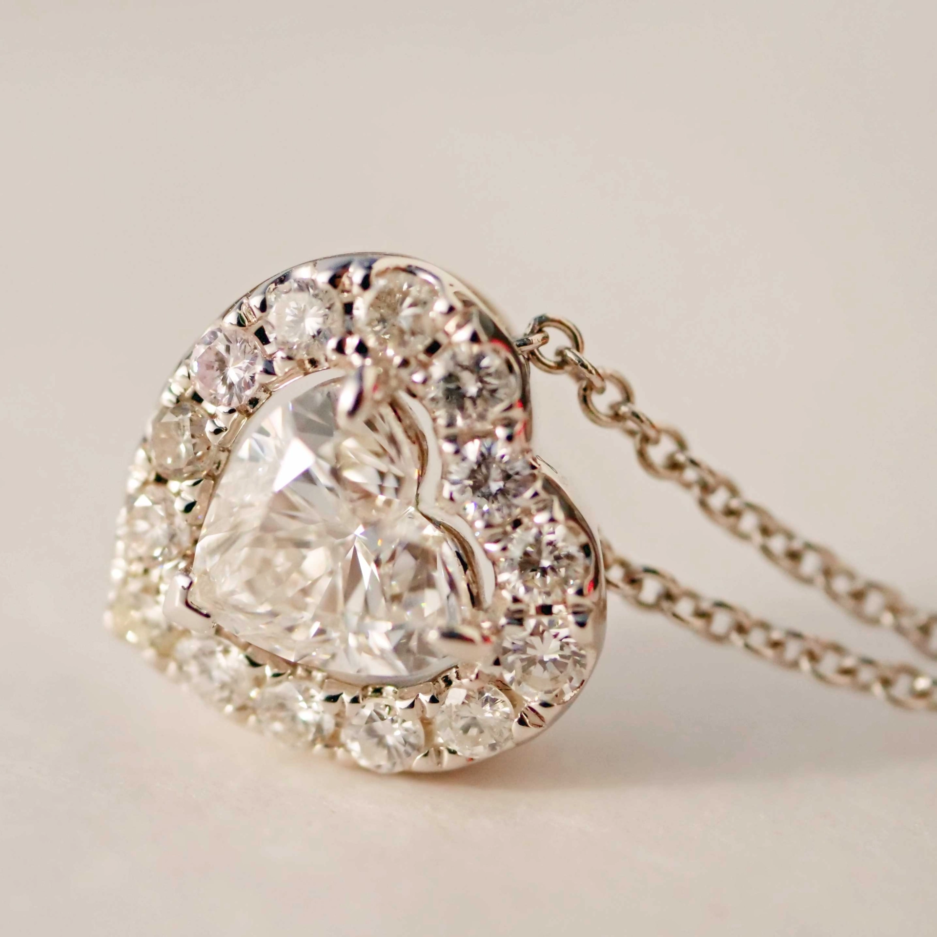 Anhänger mit Brillant HERZ 0.70 ct F SI1 5.40-6.02x3.66 mm GIA Gutachten 750er Weissgold