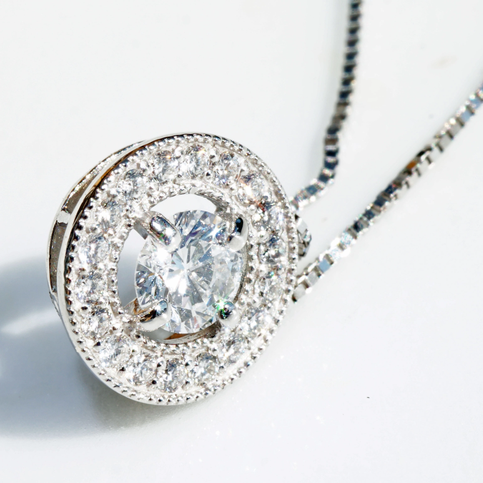 Viertelkaräter Brillant Anhänger 900er Platin total ca. 0.375 ct erlesener Platinschmuck mit Kette