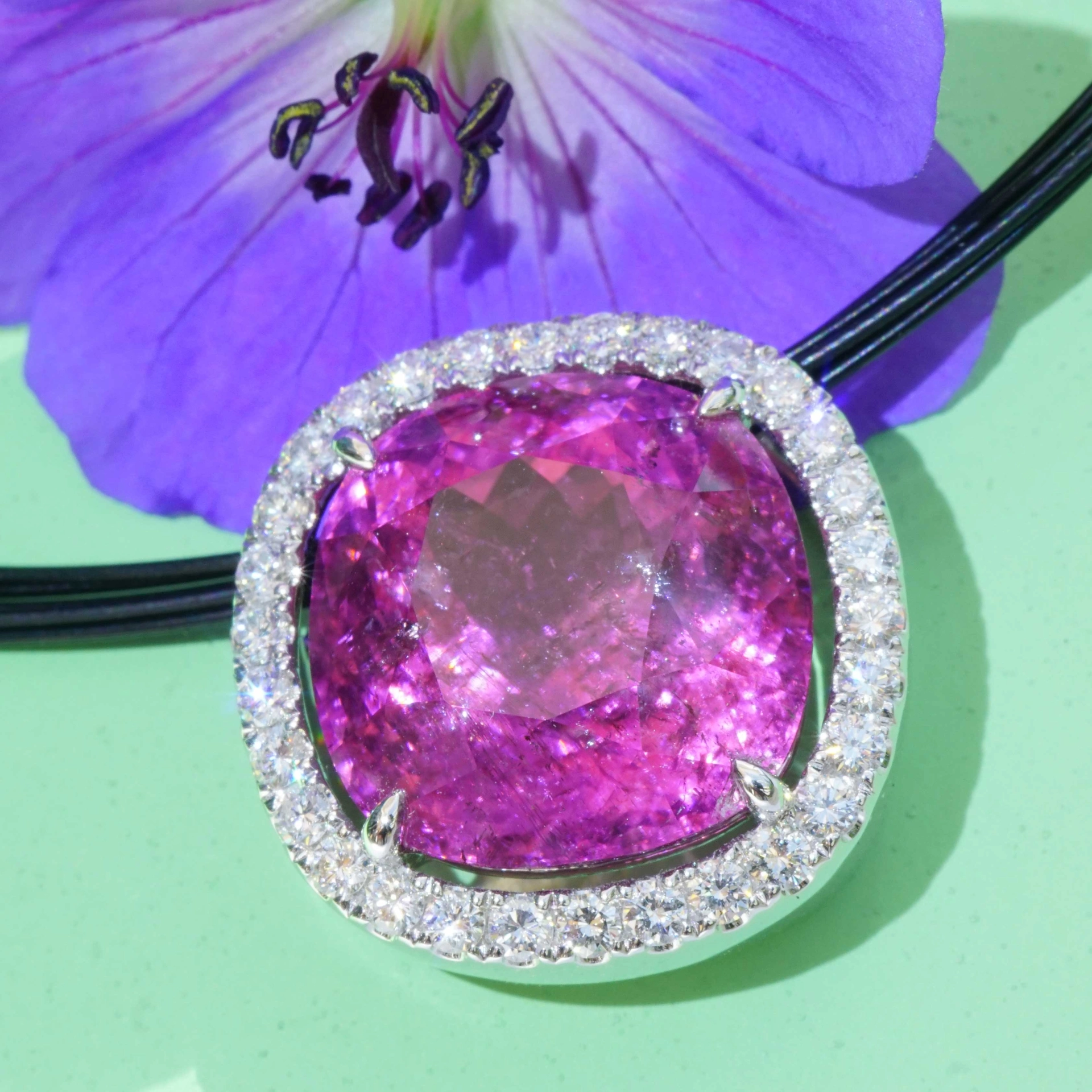 SON04862-Kupfer-Rubellit-Brillant-Anhaenger-16-84-ct-im-strahlenden-leuchtenden-pink-rot-750er-Weissgold Kupfer Rubellith Brillant Anhänger 16.84 ct im strahlenden leuchtenden pink-rot  750er Weissgold sel