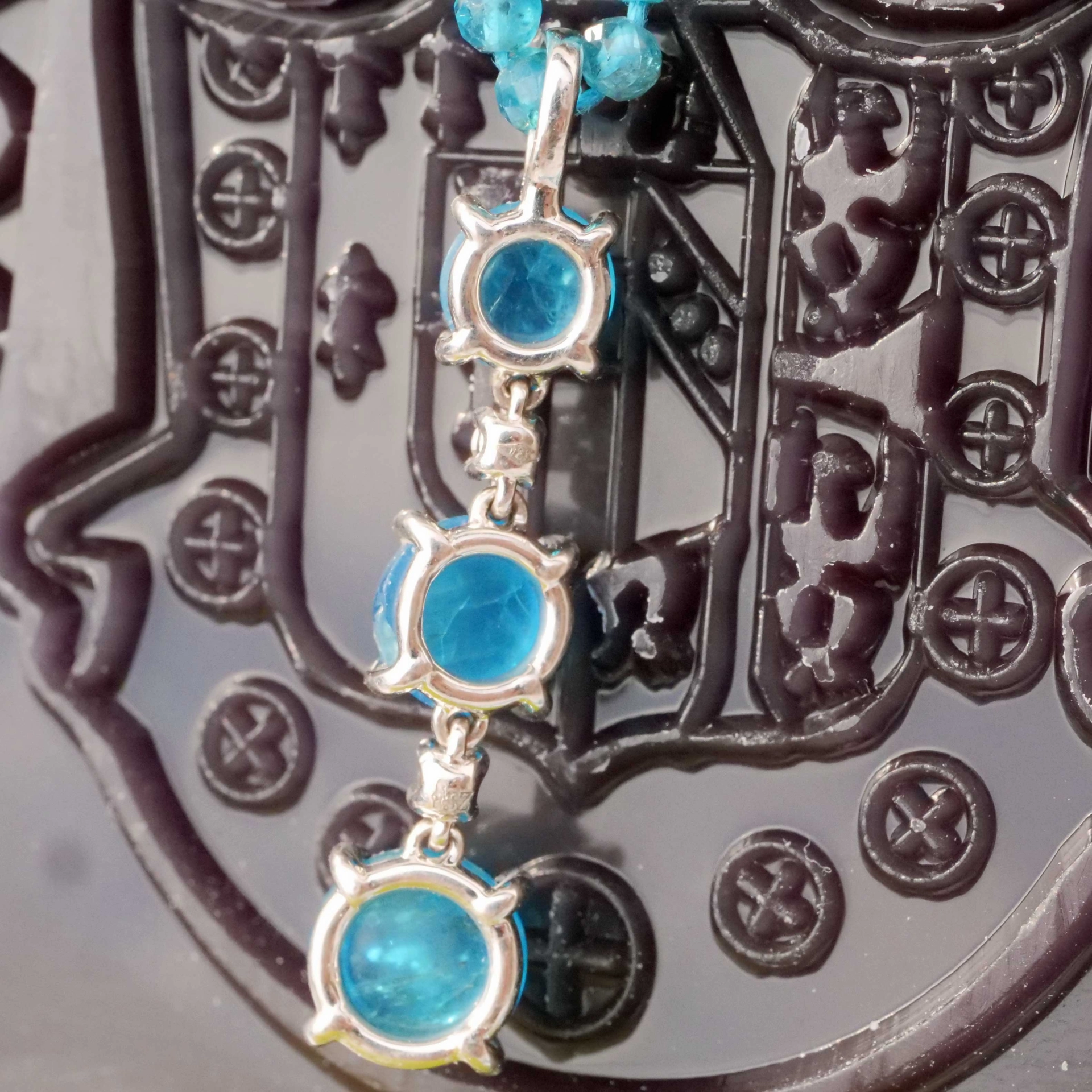 Apatit Brillant Anhänger 750er Weissgold...die Spaß Farbe NEONBLAU total ca. 3.78 ct