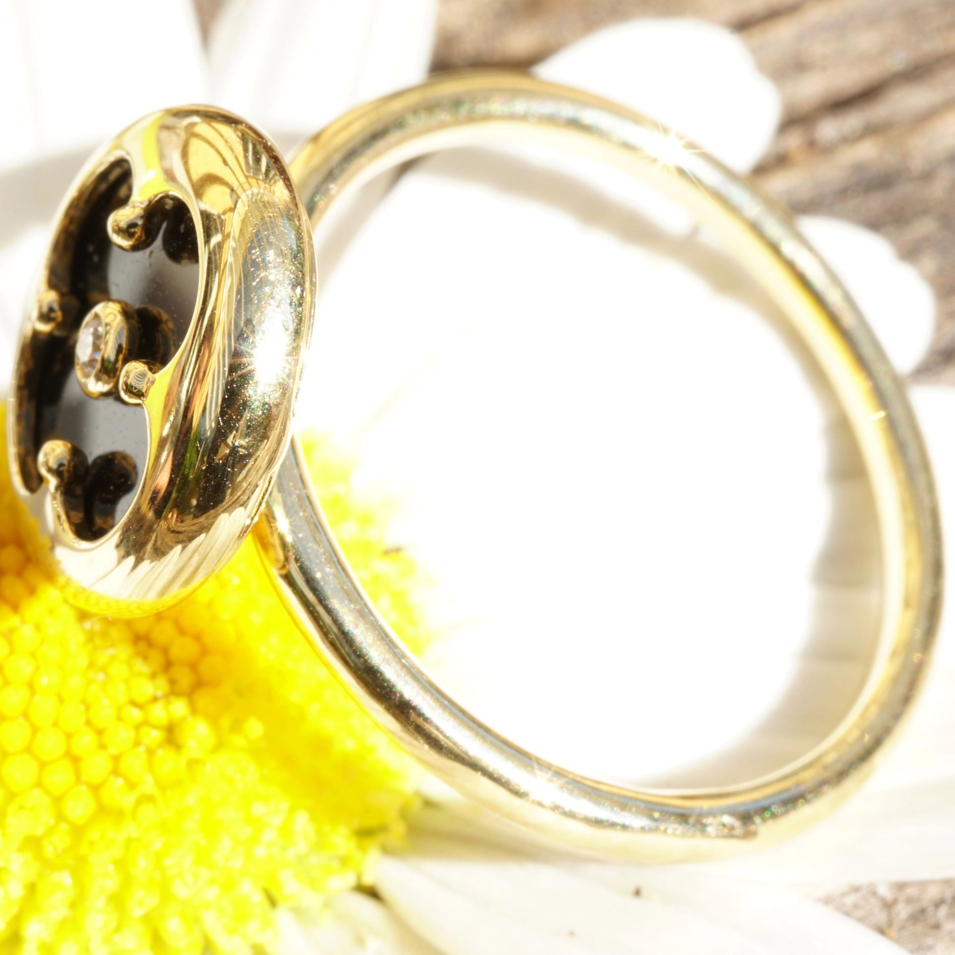 Kleeblatt Ring mit Onyx und Brillant 750er Gelbgold angefertigt in unserem Traditionsbetrieb