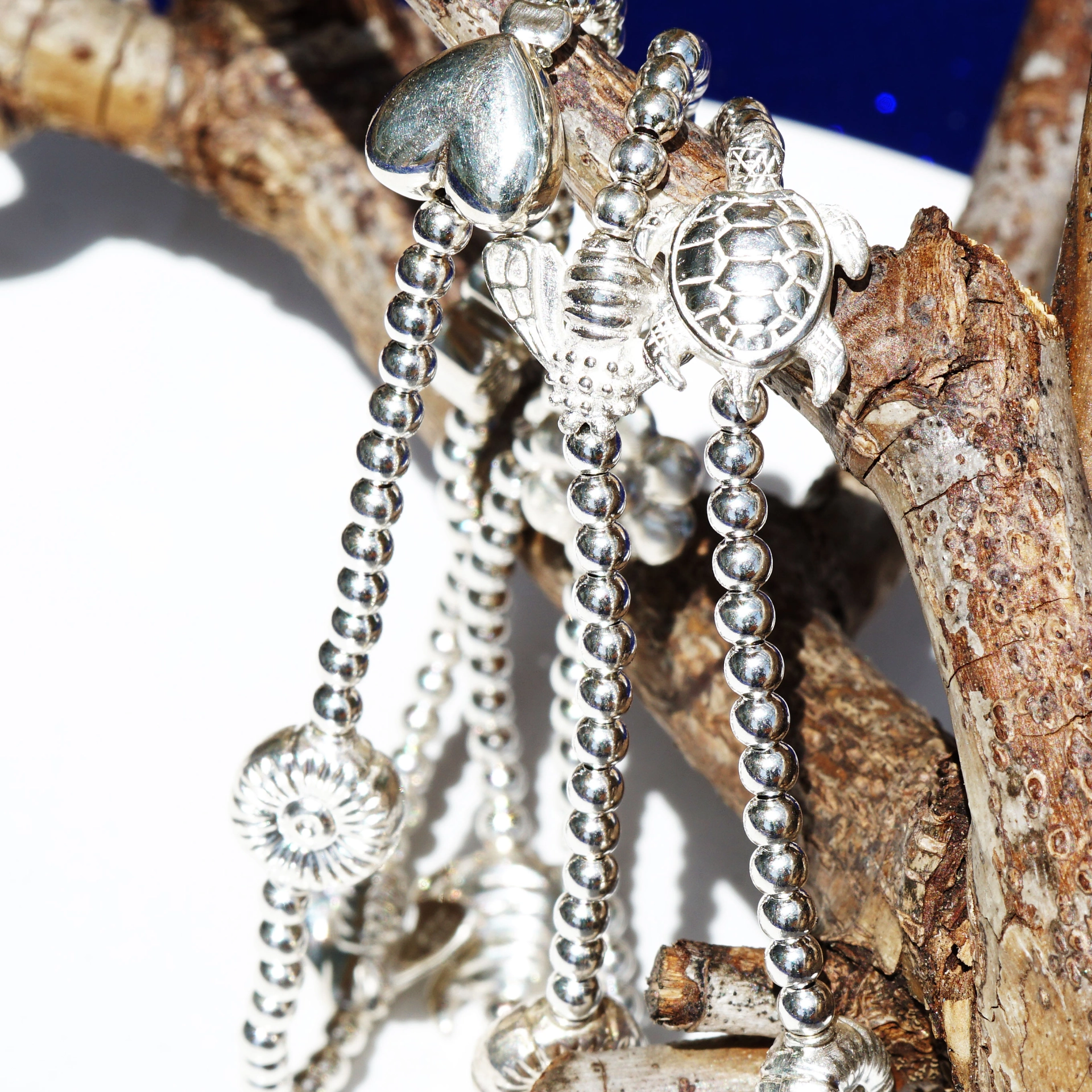 Chilango Armband elastisch Kugeldesign Silber süsse Motive (Schildkröte, Biene, Margerite, Herz )