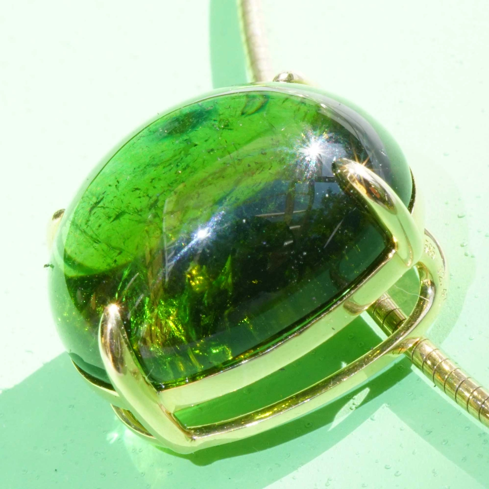 Turmalin Cabochon Anhänger 750er Gelbgold 12.47 ct feine transparente Farbqualität