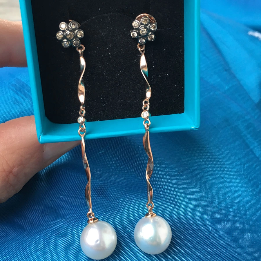 Lange Ohrhänger mit Brillanten und Perle in 750er-Rosegold