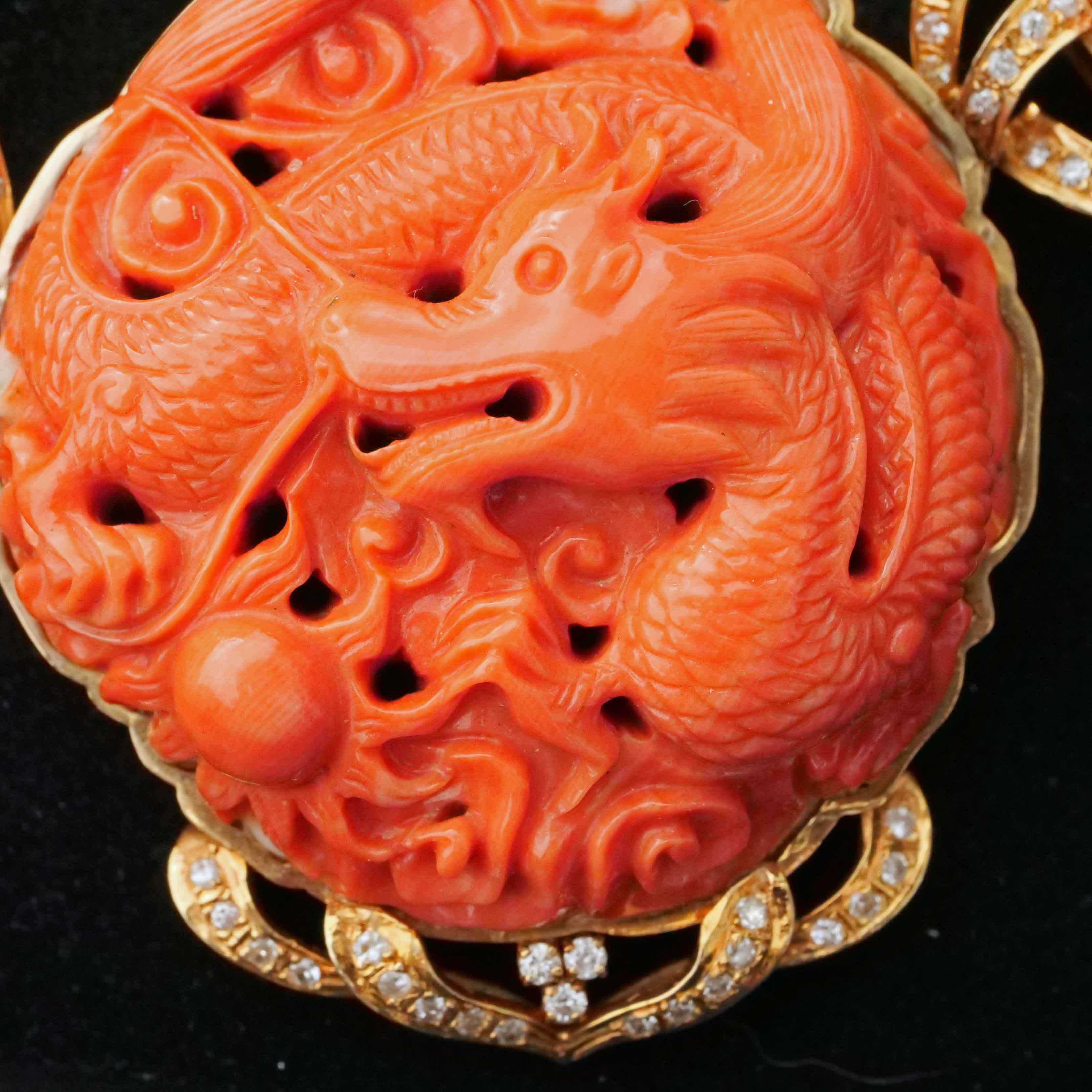 Korall Brillant Collier um 1980 mit geschnitzten Drachenmotiven und vierreihiger Korallkugelkette