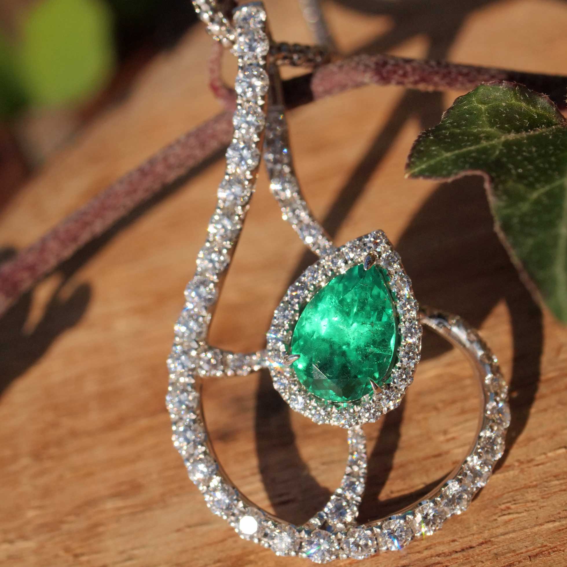 Vivid Green Brillant Smaragd Anhänger mit Kette 750er Weissgold 1.47 ct 1.41 ct Kolumbien