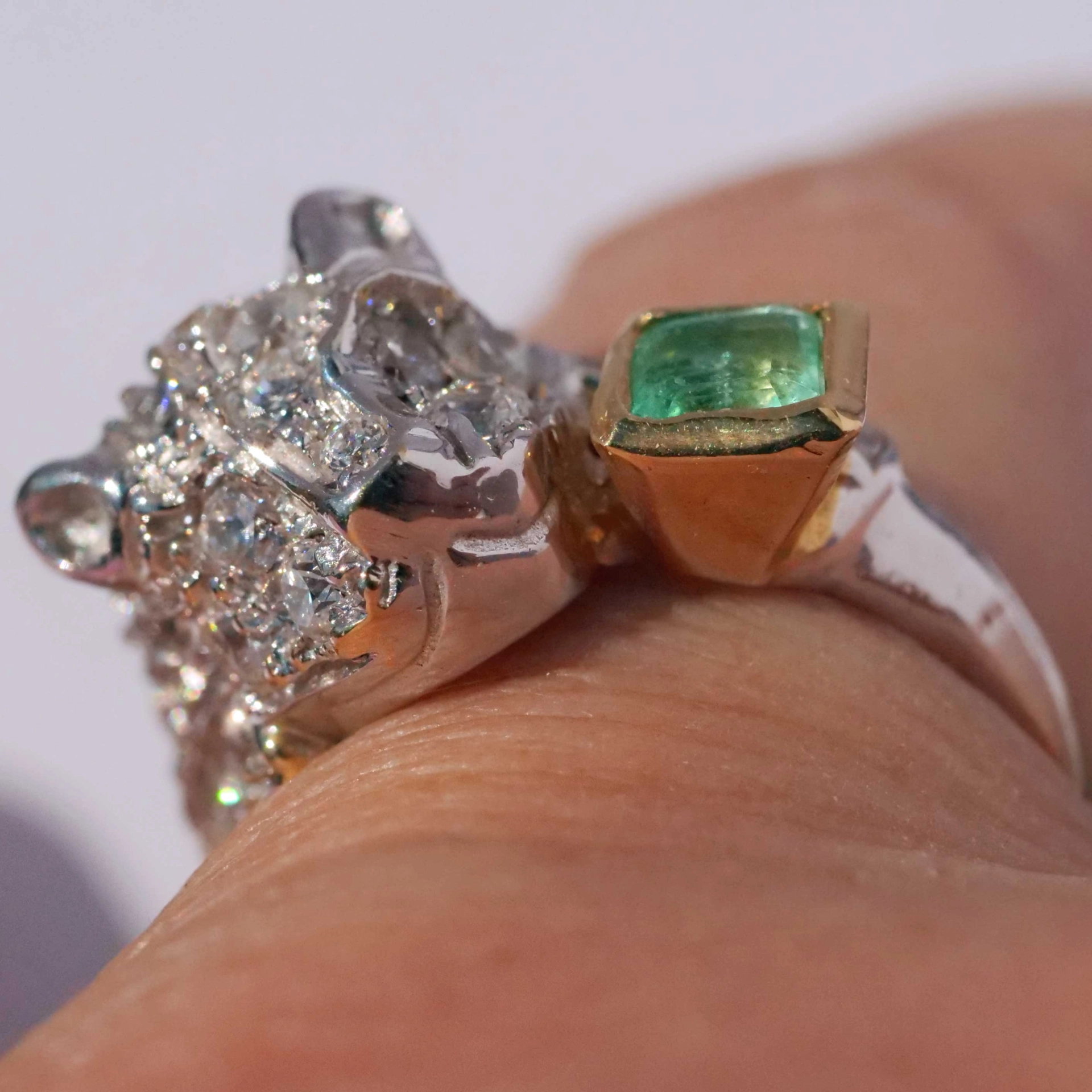 Smaragd Panther Ring 750er Weissgold tolle Smaragdfarbe ca. 0.25 ct plastisch geformt teilvergoldet