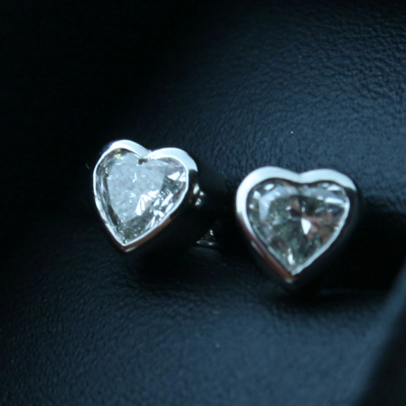 Platin-Herz-Diamant-Ohrstecker, 900er-Platin, 0.42 und 0.40 ct
